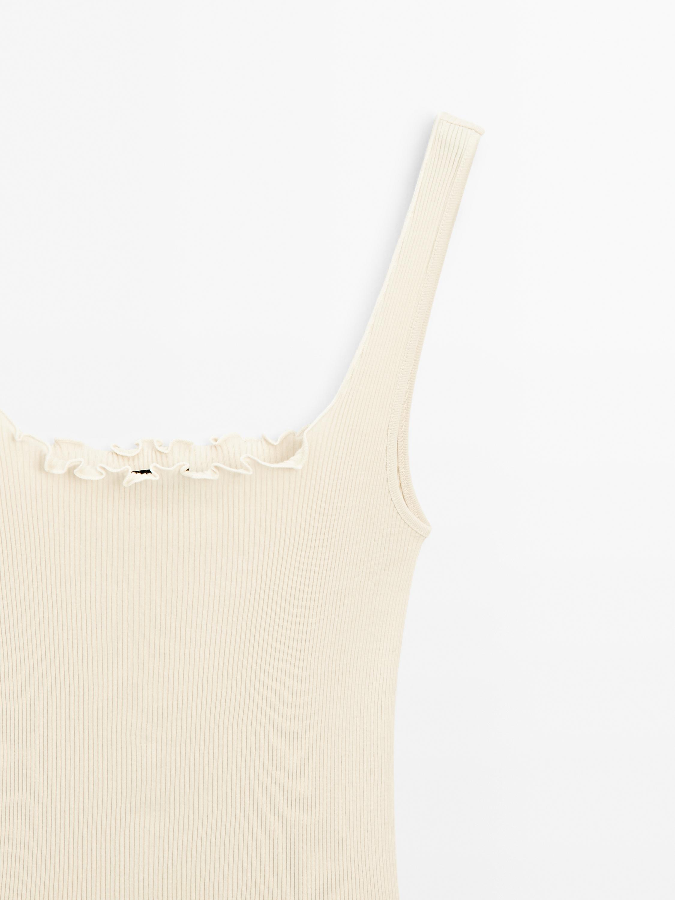 Vrúbkovaný top s volánom zo 100 % bavlny