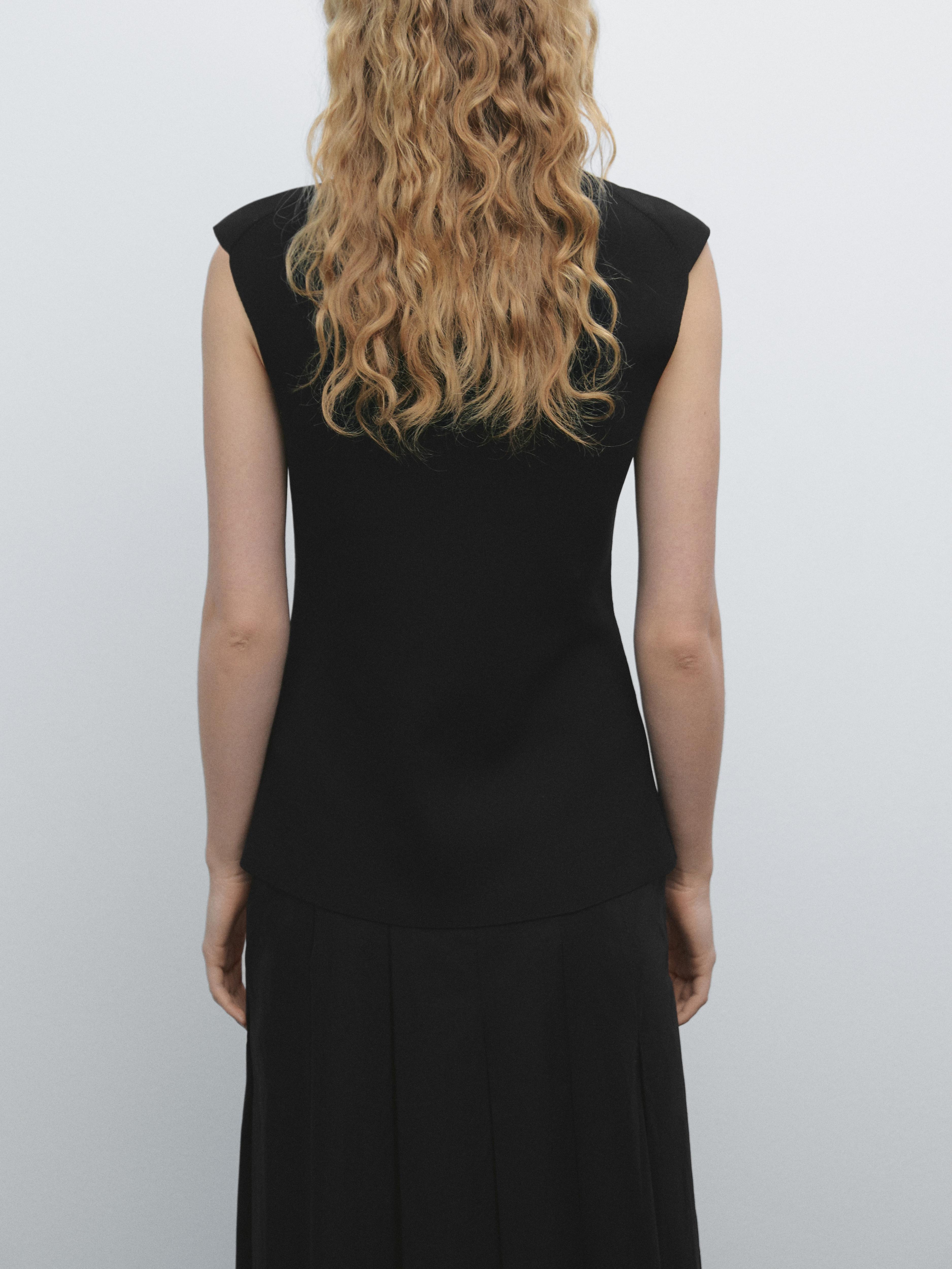 Tailored fit knit waistcoat with buttons