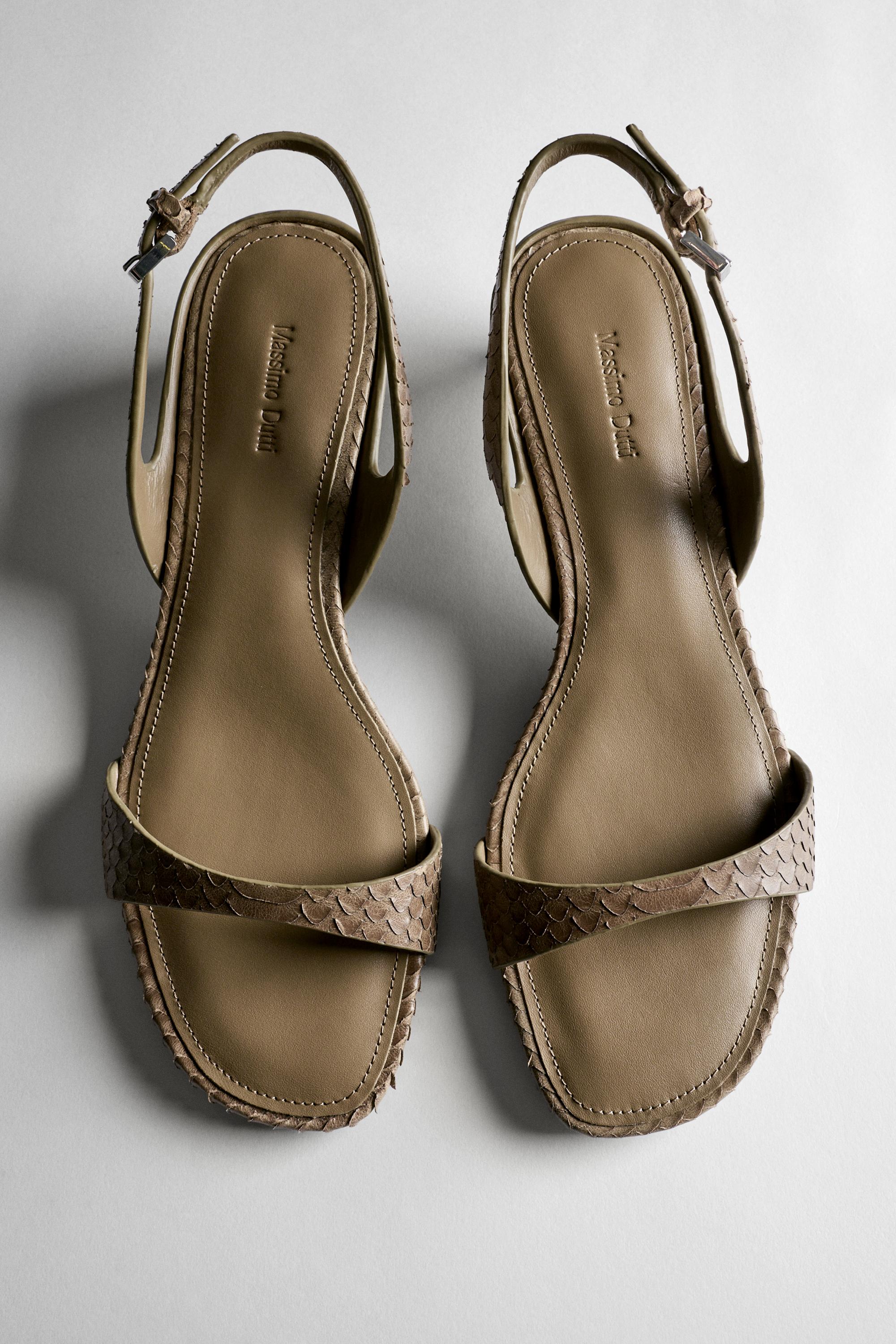 Sandale à talon en cuir gravé