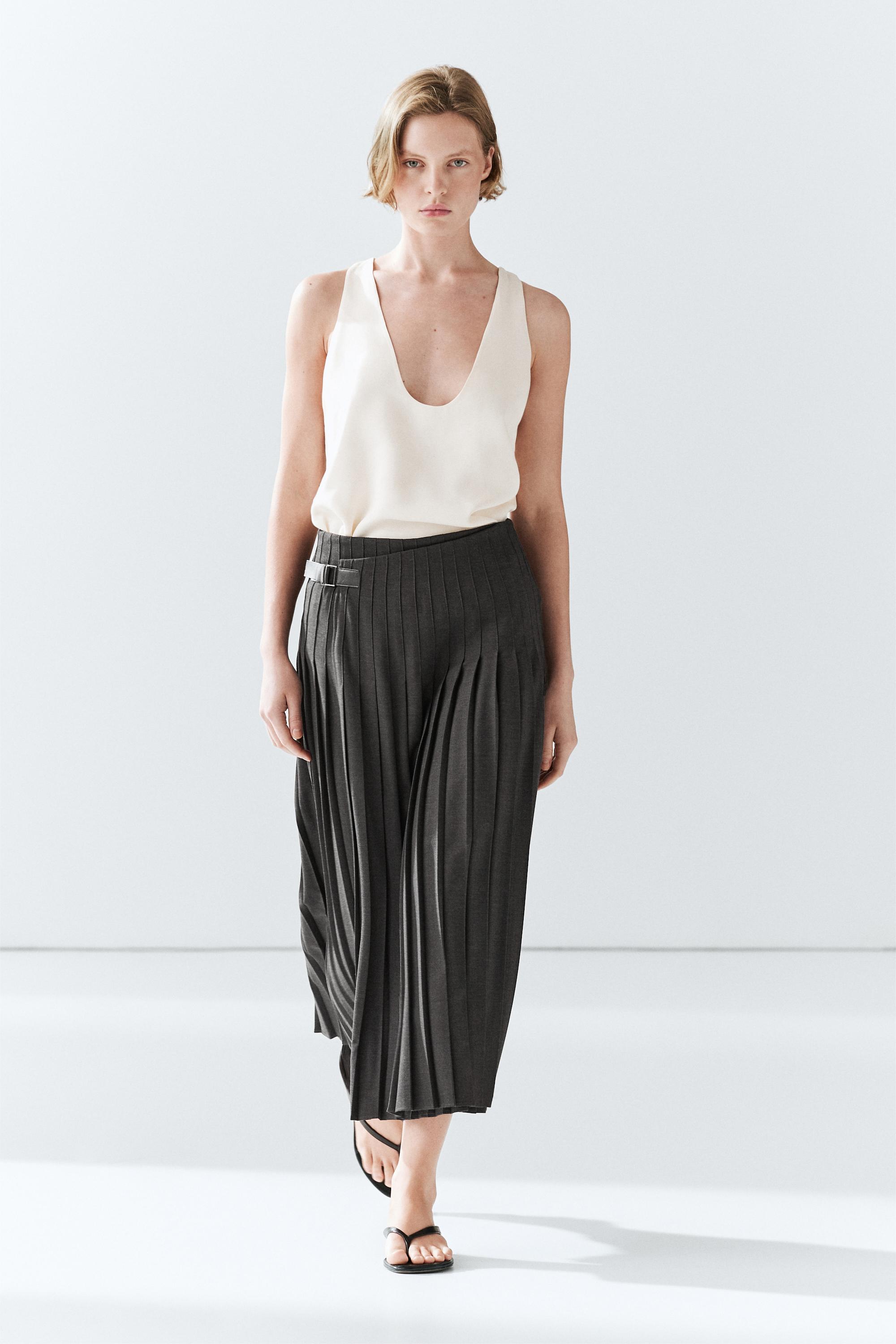 Pleated midi skirt with appliqué — GREY