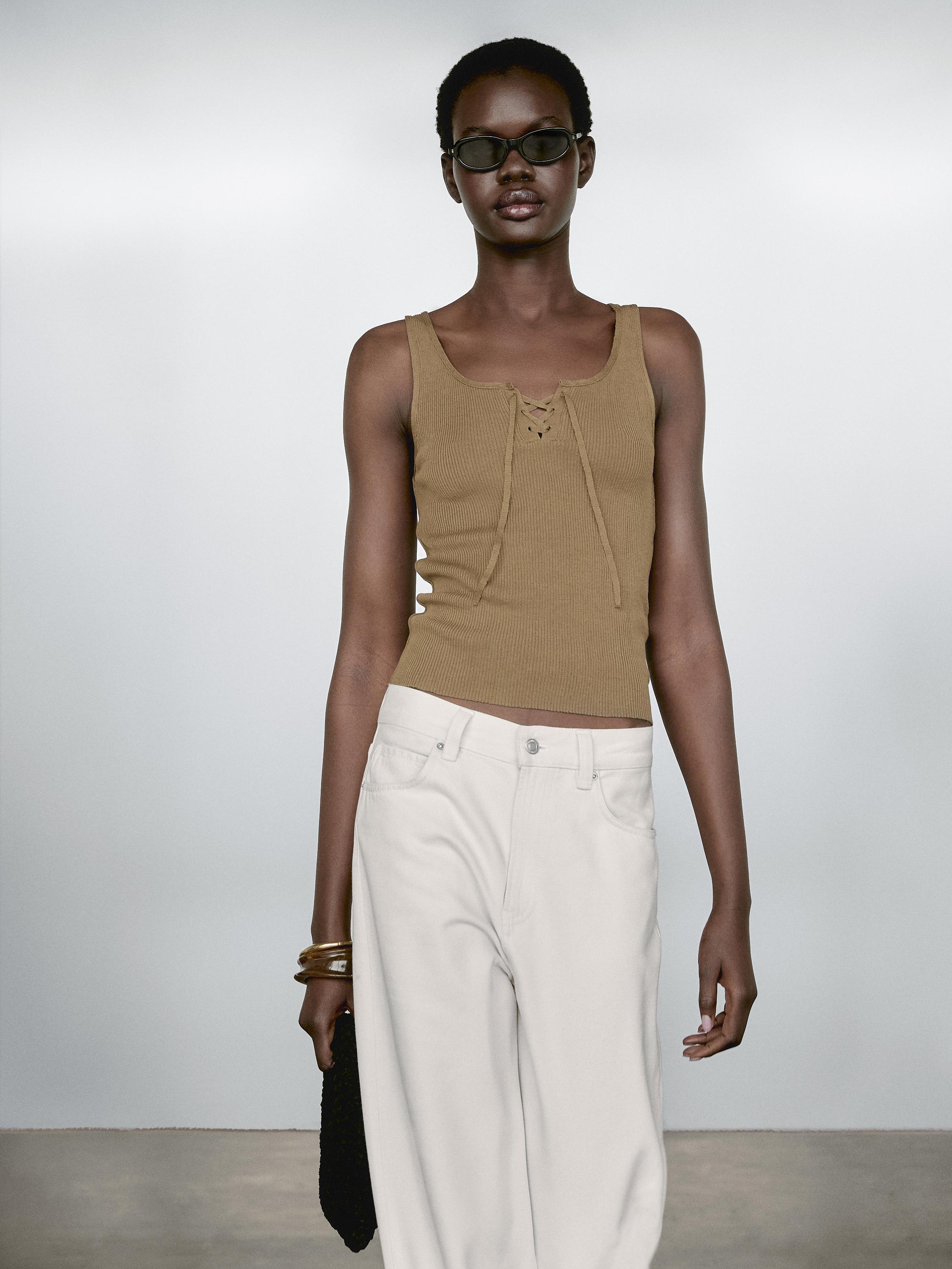 Top z prążkowanej dzianiny z wiązaniem