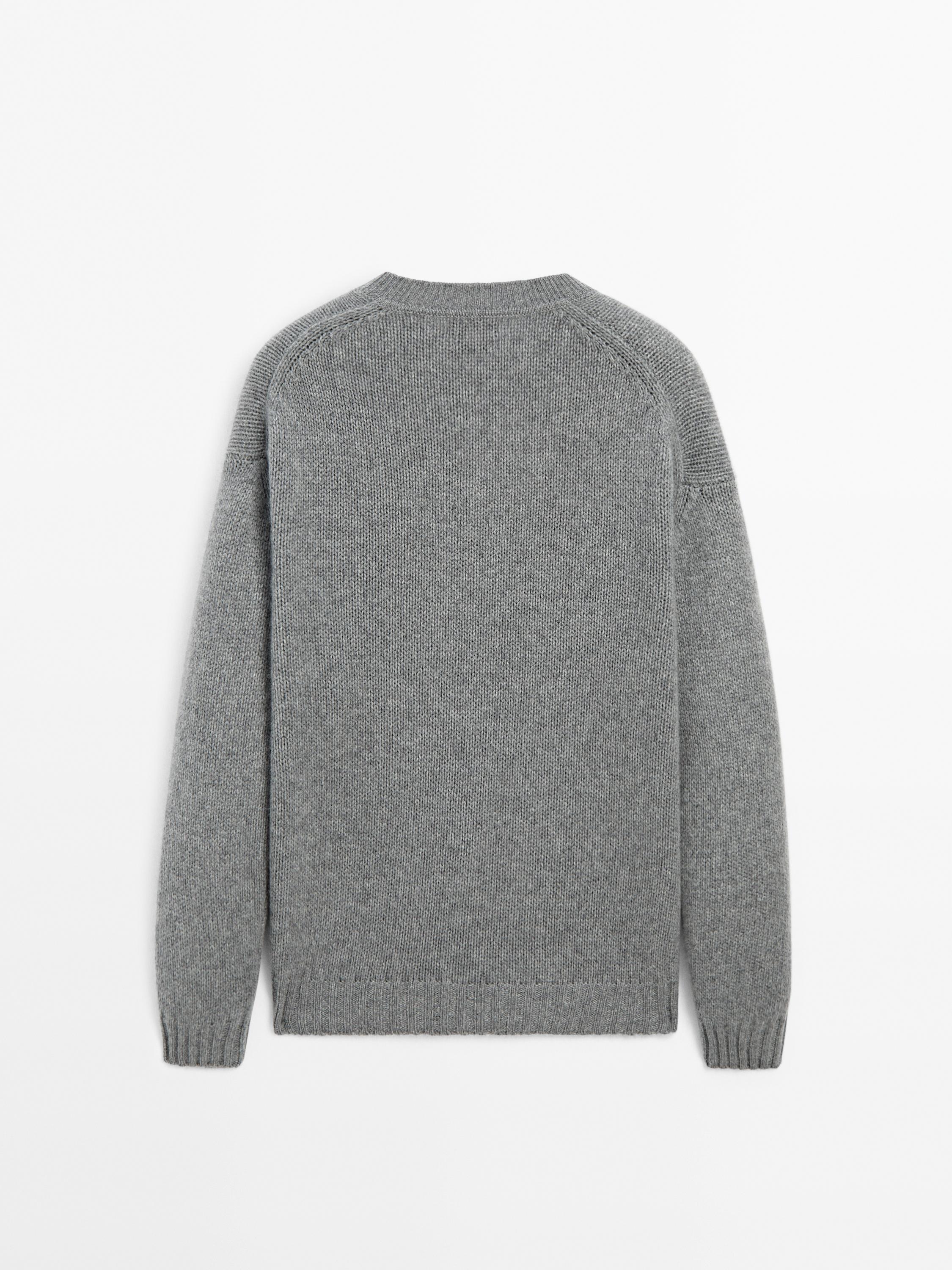 100% cashmere V-neck knit sweater