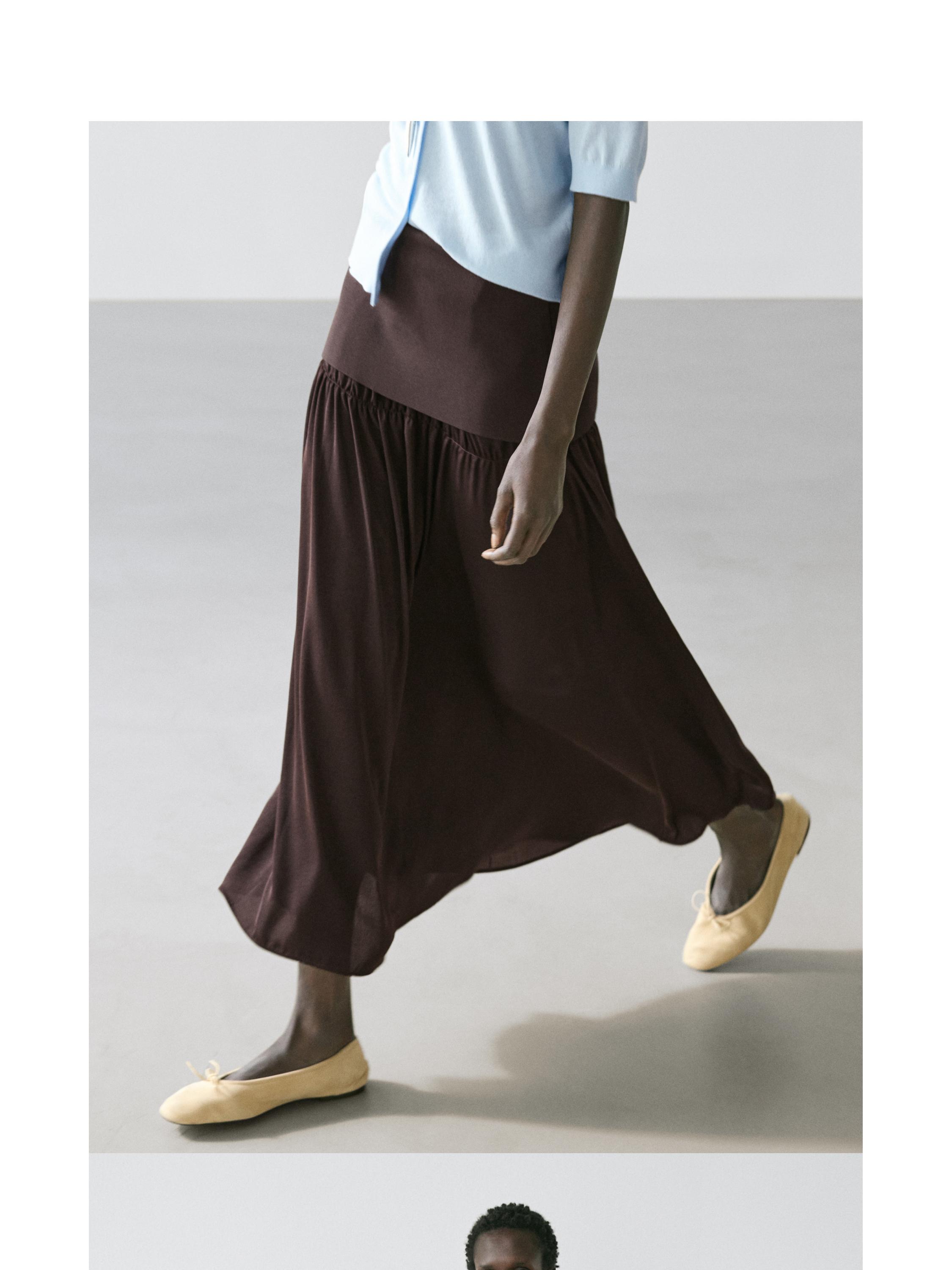 Flowing contrast midi skirt — BLACK