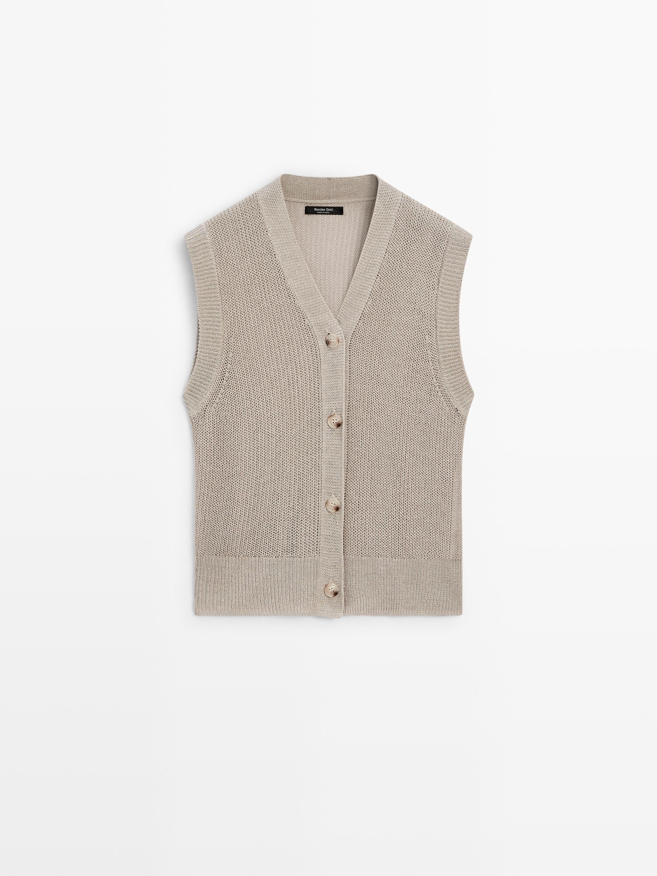 เสื้อกั๊กผ้าถักสีเทาอมน้ำตาลคอสูงติดกระดุมกลางตัว: มุมมองด้านหน้า