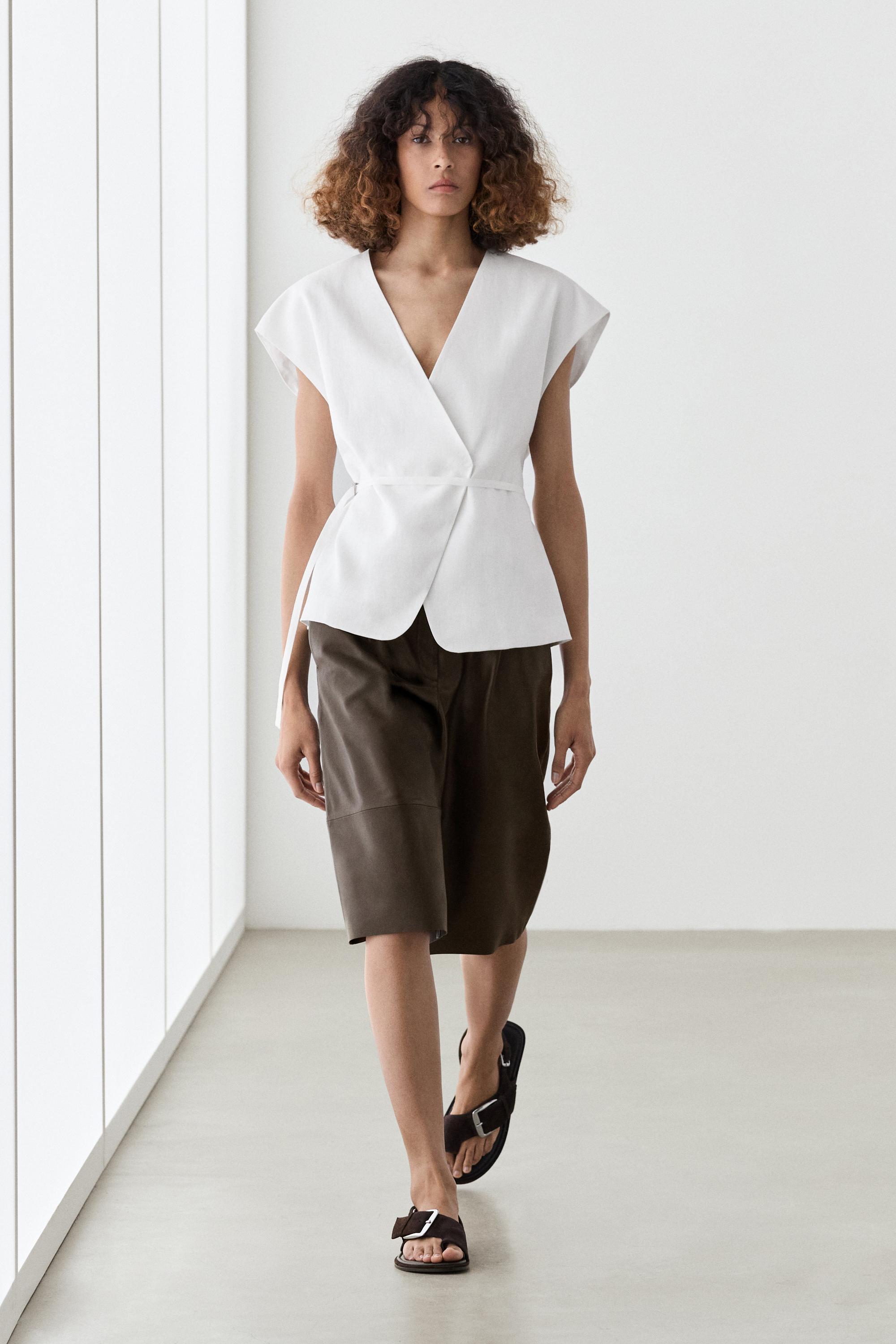 100% linen surplice waistcoat with tie detail — Off white