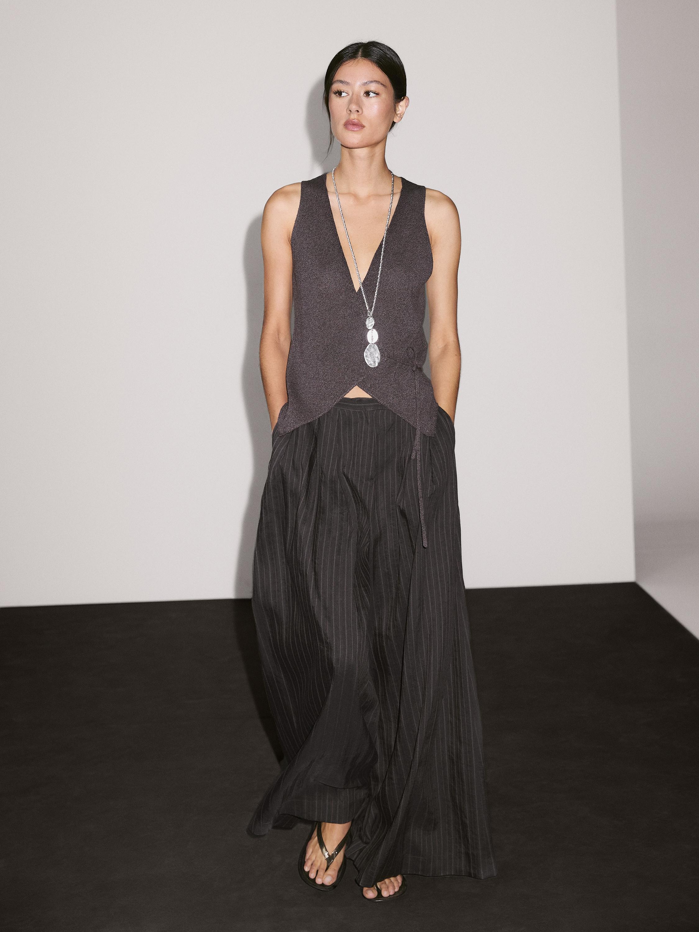 بنطلون بساق عريضة وتفصيل ببنسات ثلاثية