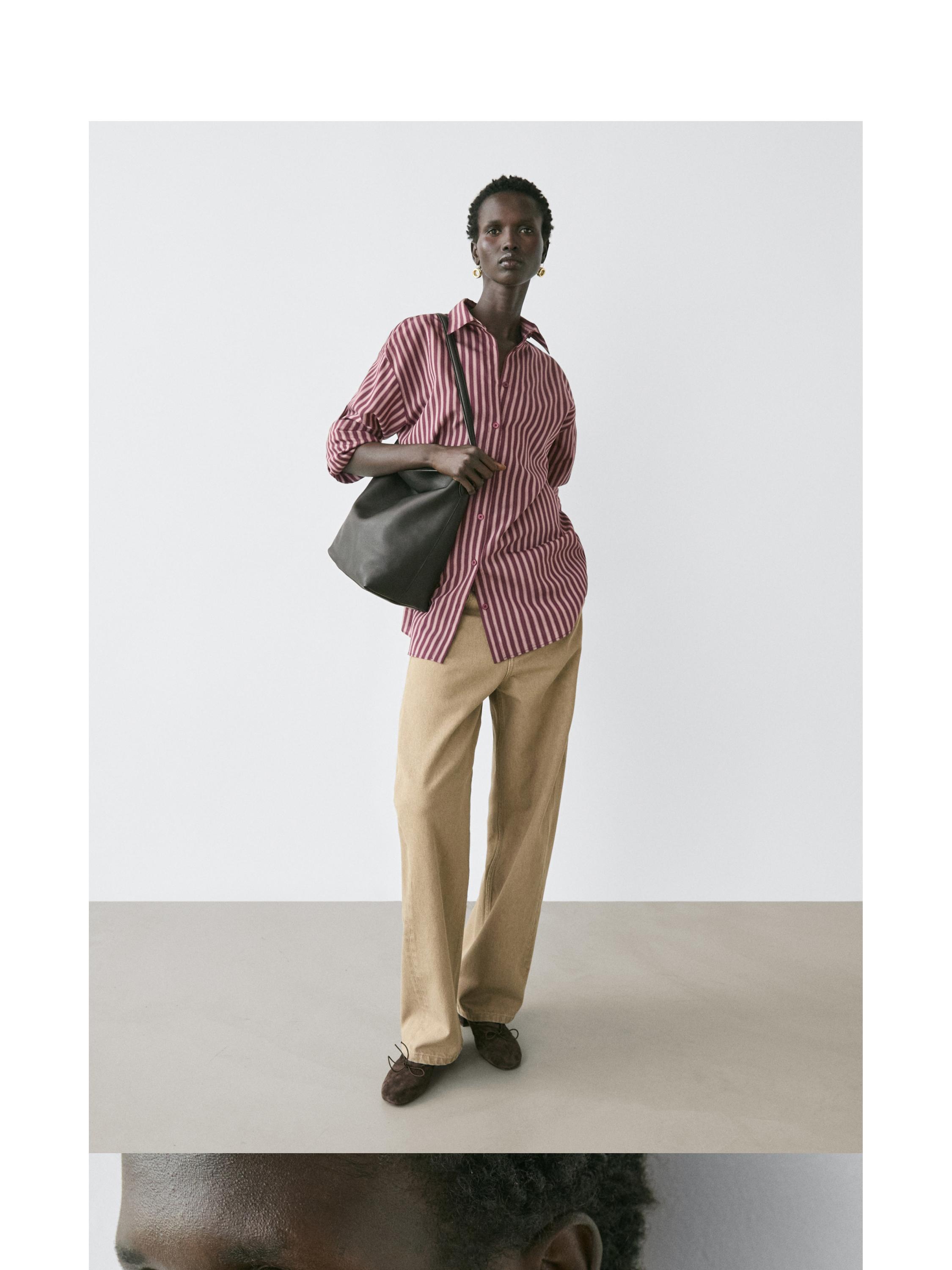 Rot-weiß gestreiftes Hemd-Set mit beiger weiter Hose.