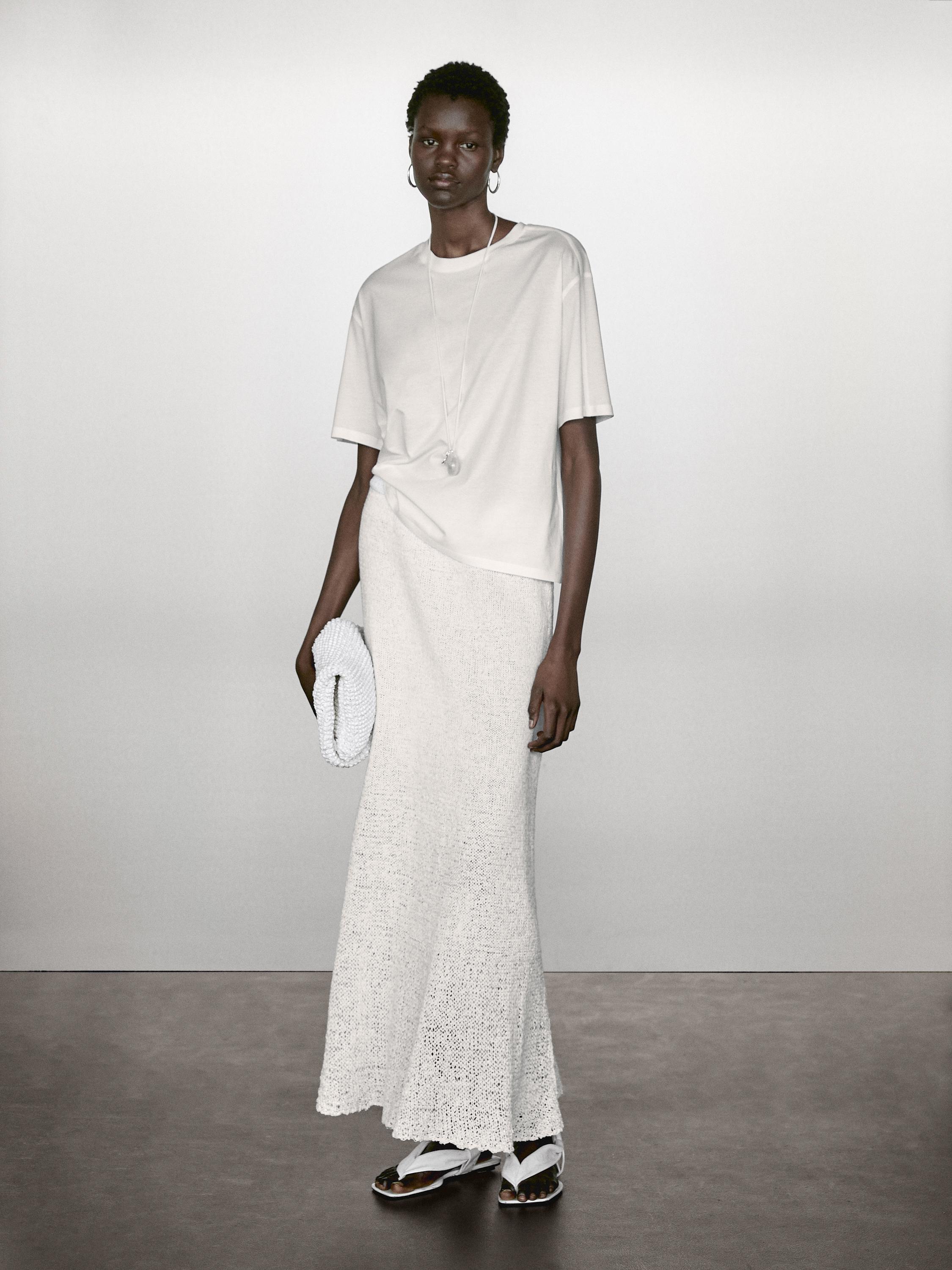 Kaus oversize dengan detail kelim