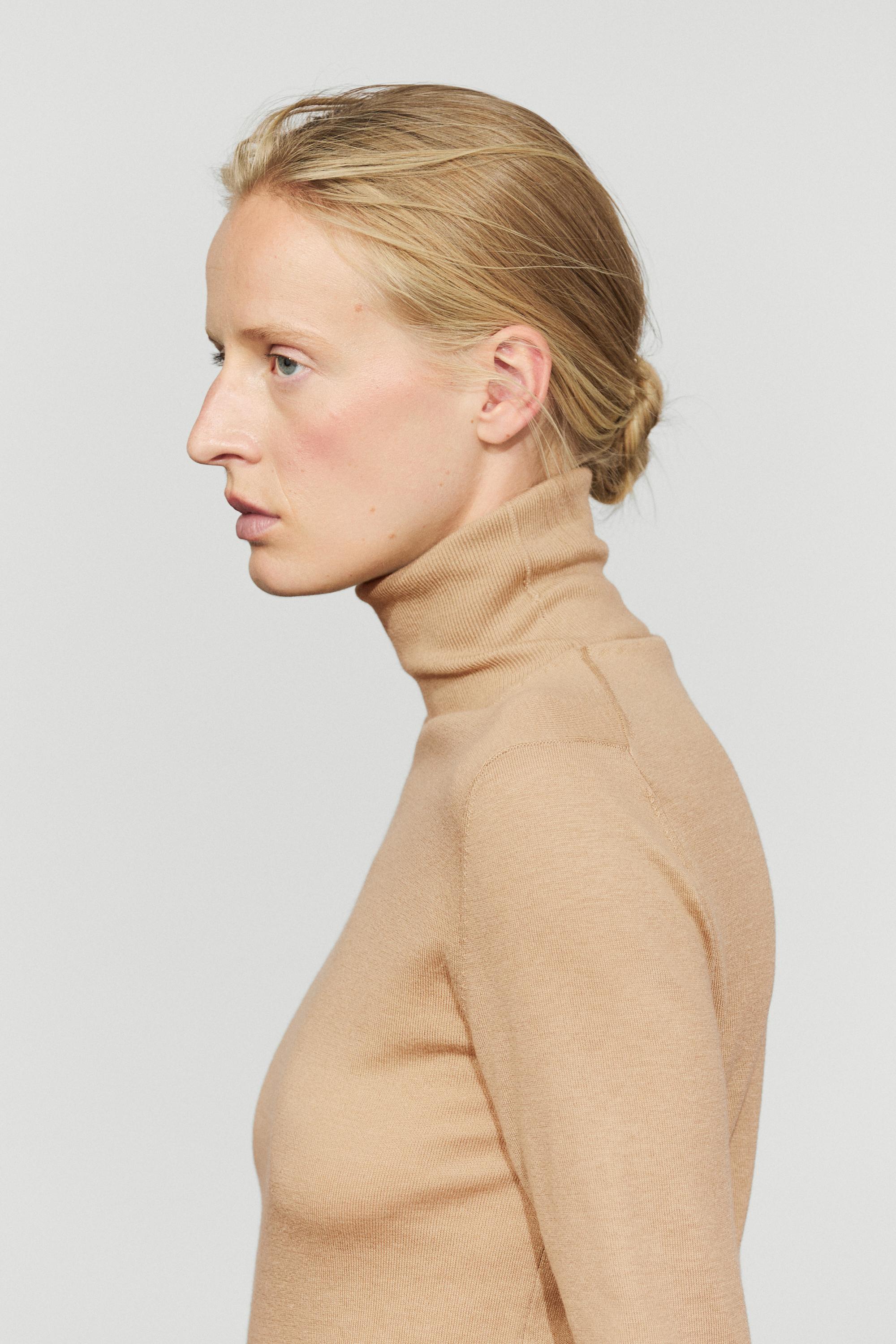 Wool-blend turtleneck knit sweater — CAMEL