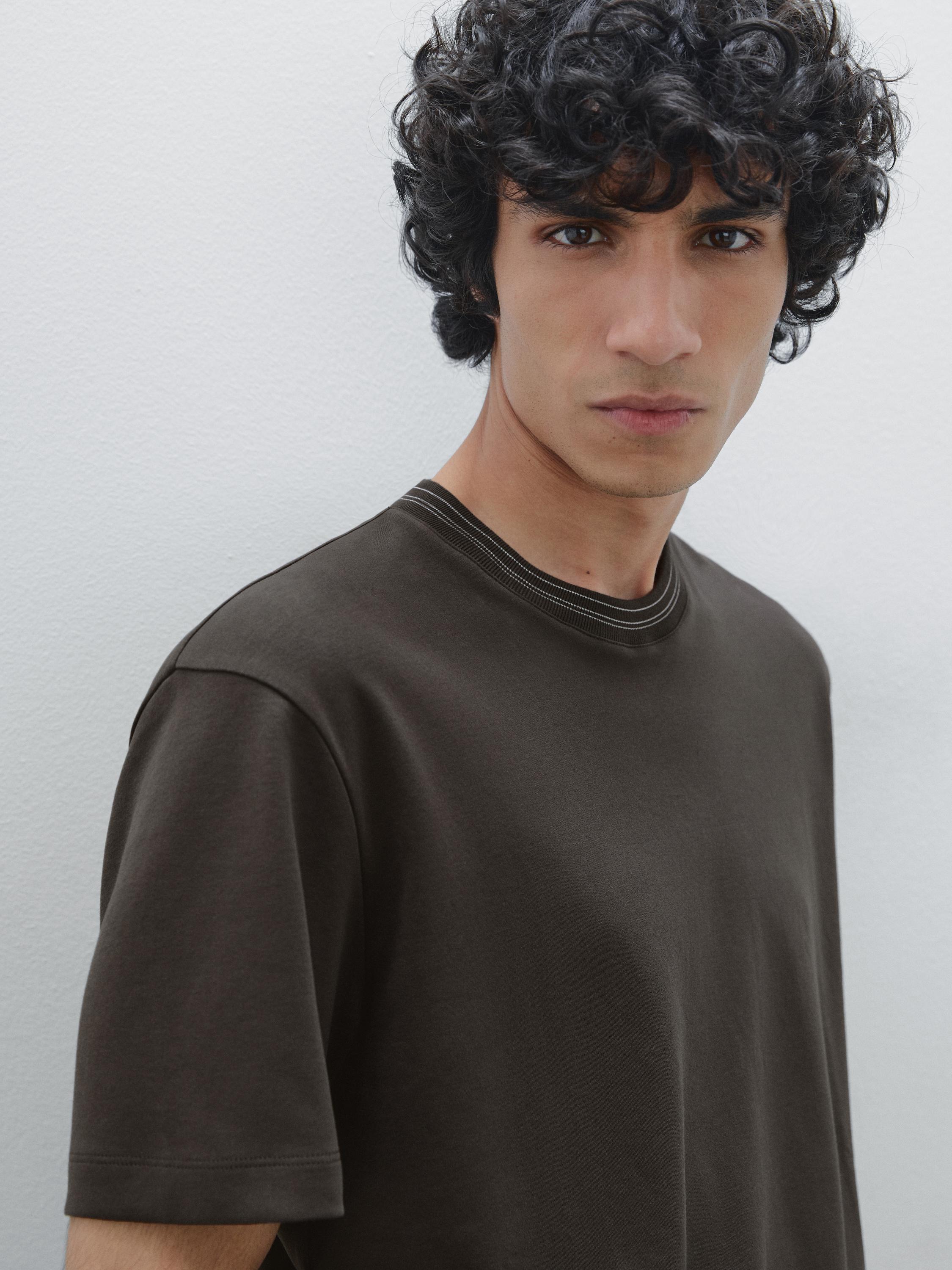 100% cotton T-shirt with neckline detail