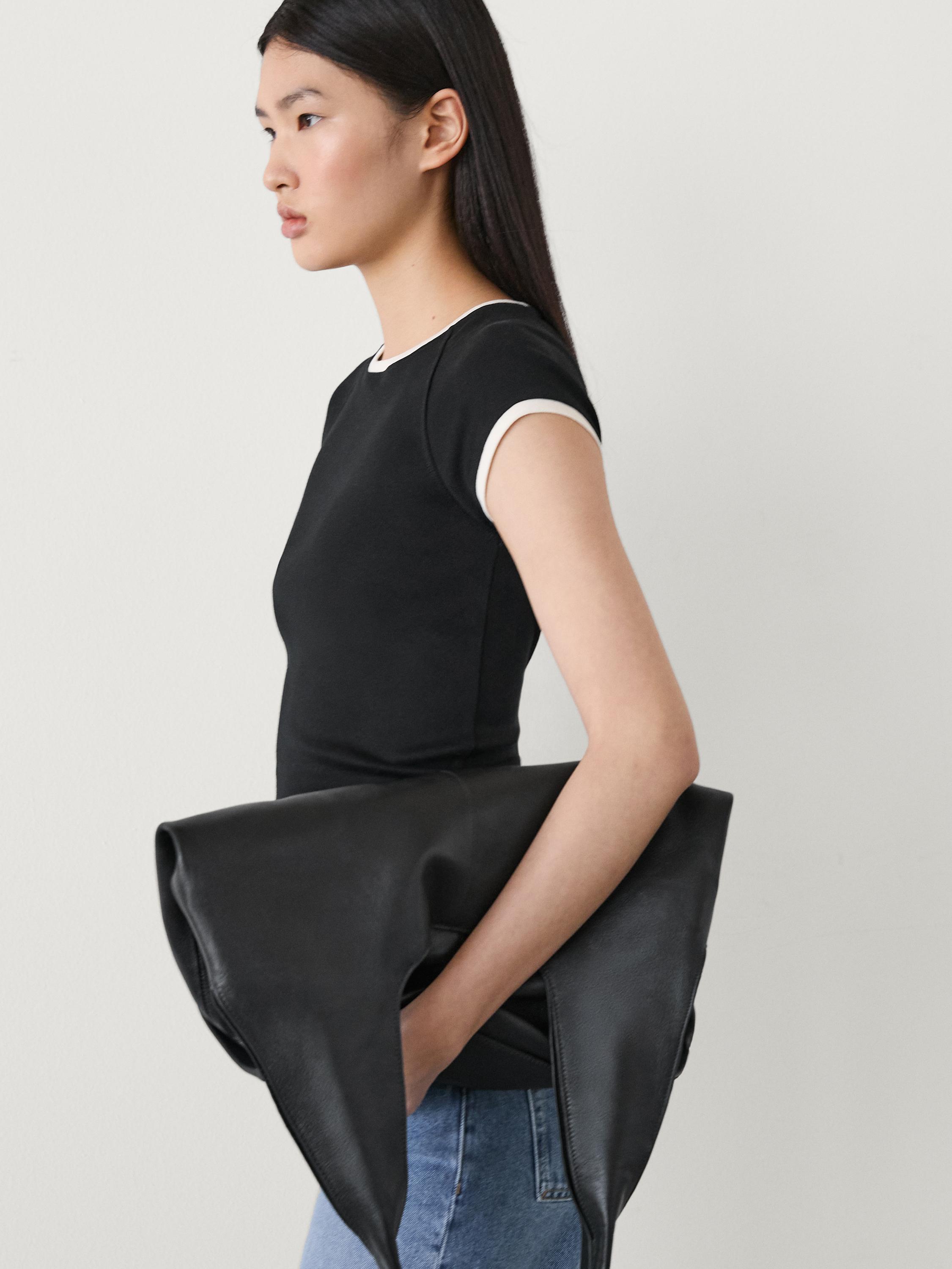 تيشرت بأكمام قصيرة وحواف متباينة