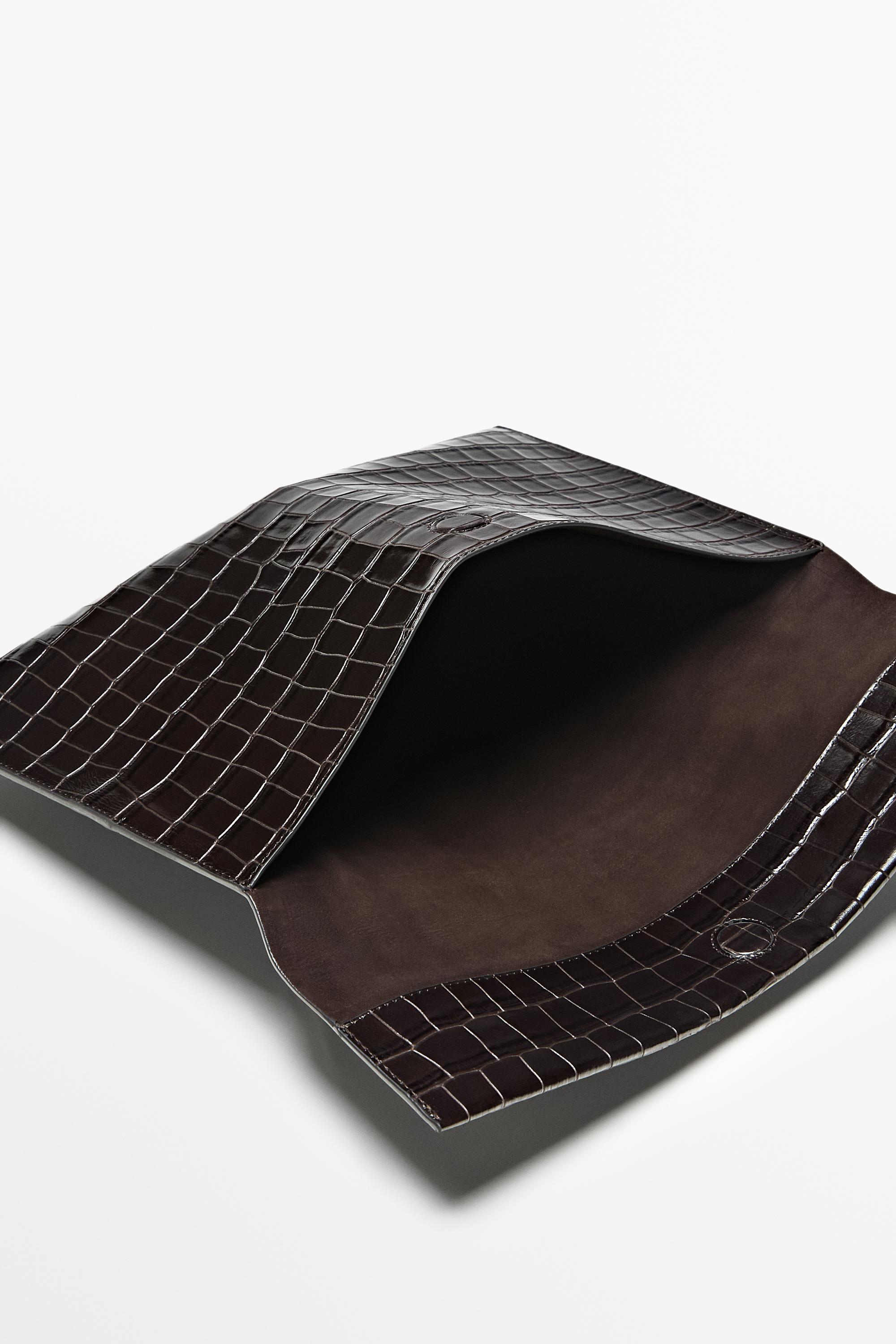 Textured laptop sleeve