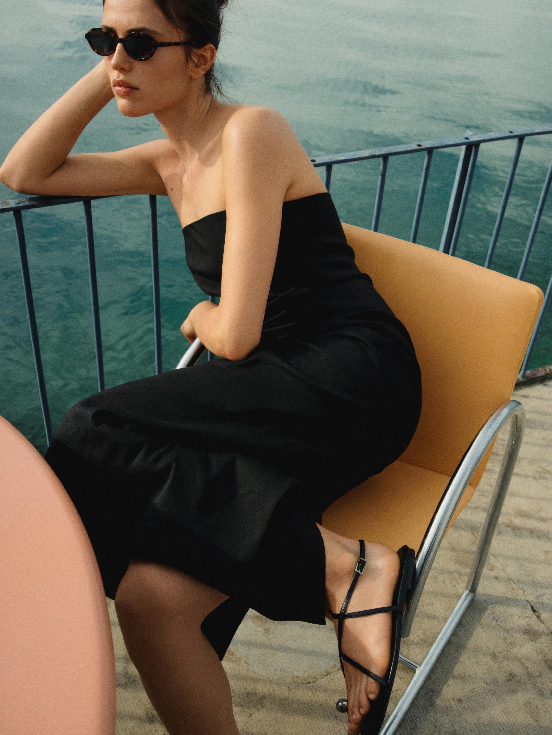 Metal piece toe strap sandals