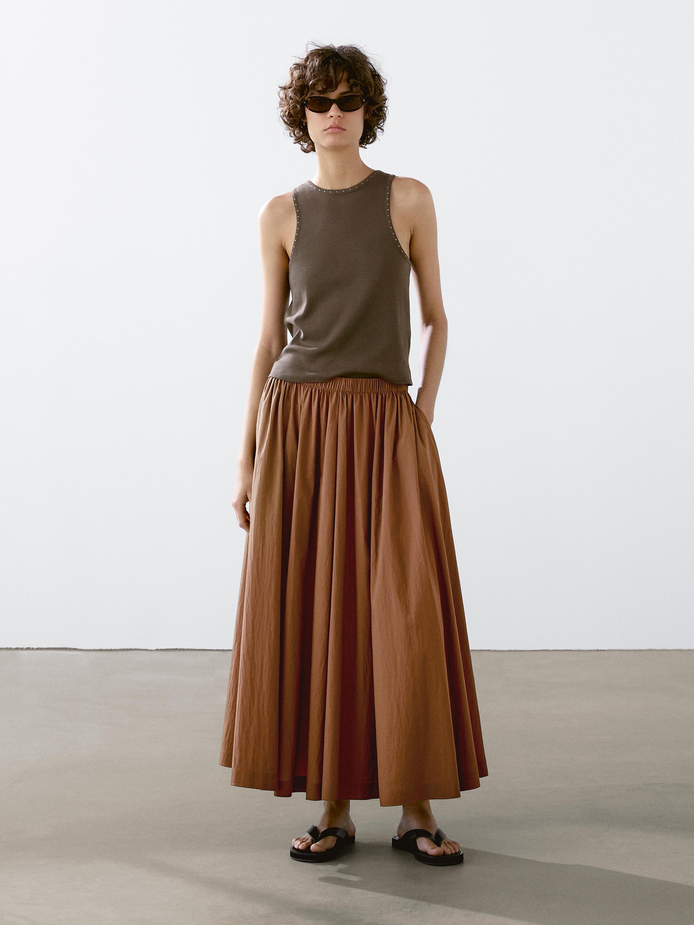 Slim fit topp med nitdetaljer