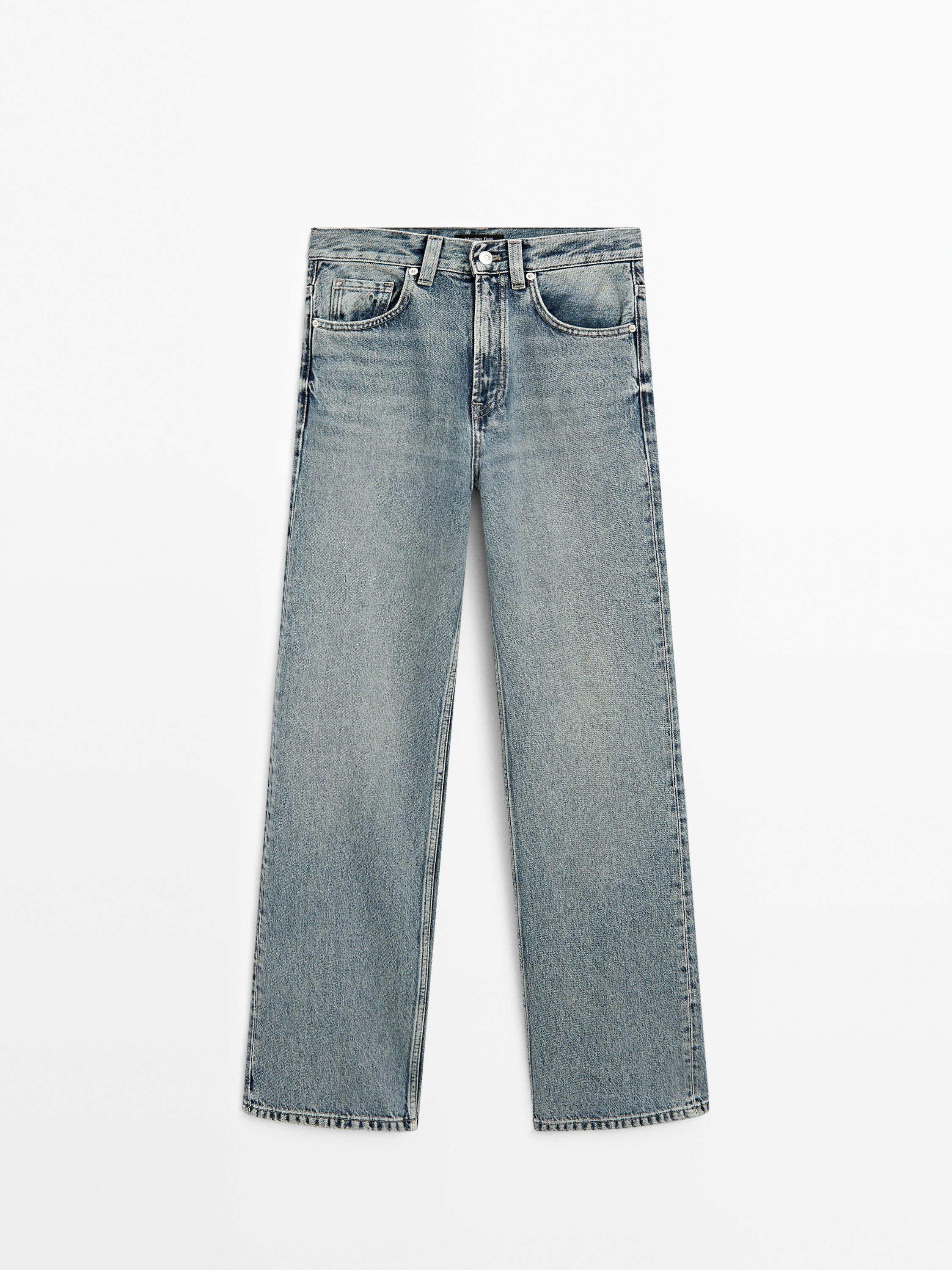 Vue frontale d'un jean bleu clair taille haute à jambes larges avec poches avant et arrière.