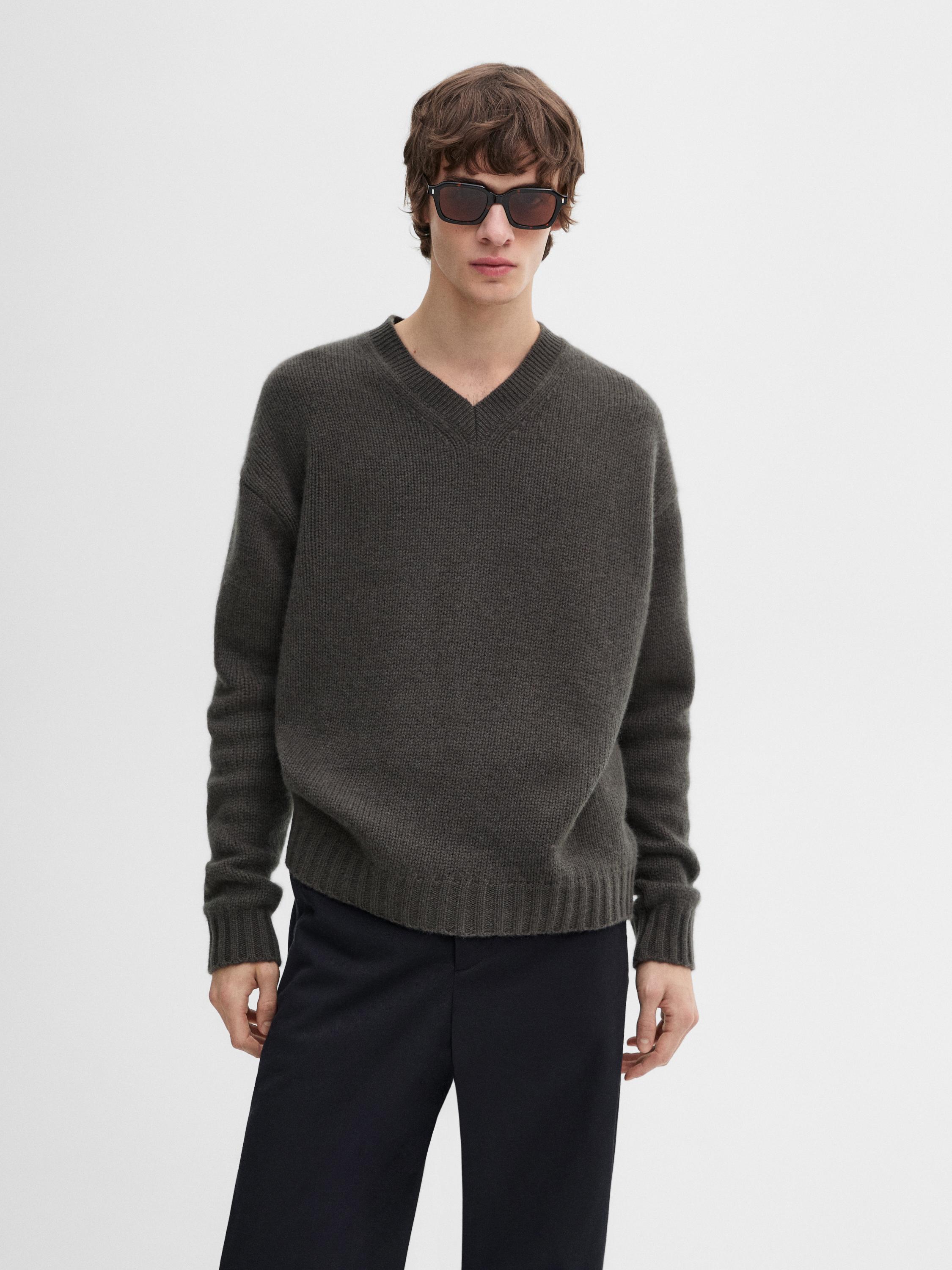 100% cashmere V-neck knit sweater