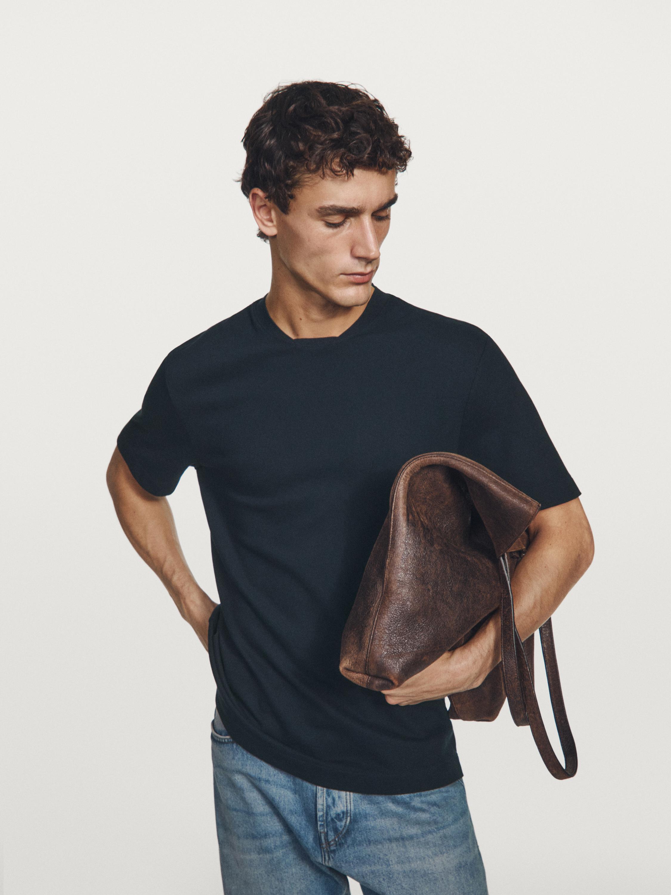 تيشرت بيكيه بأكمام قصيرة وتفصيل على الياقة