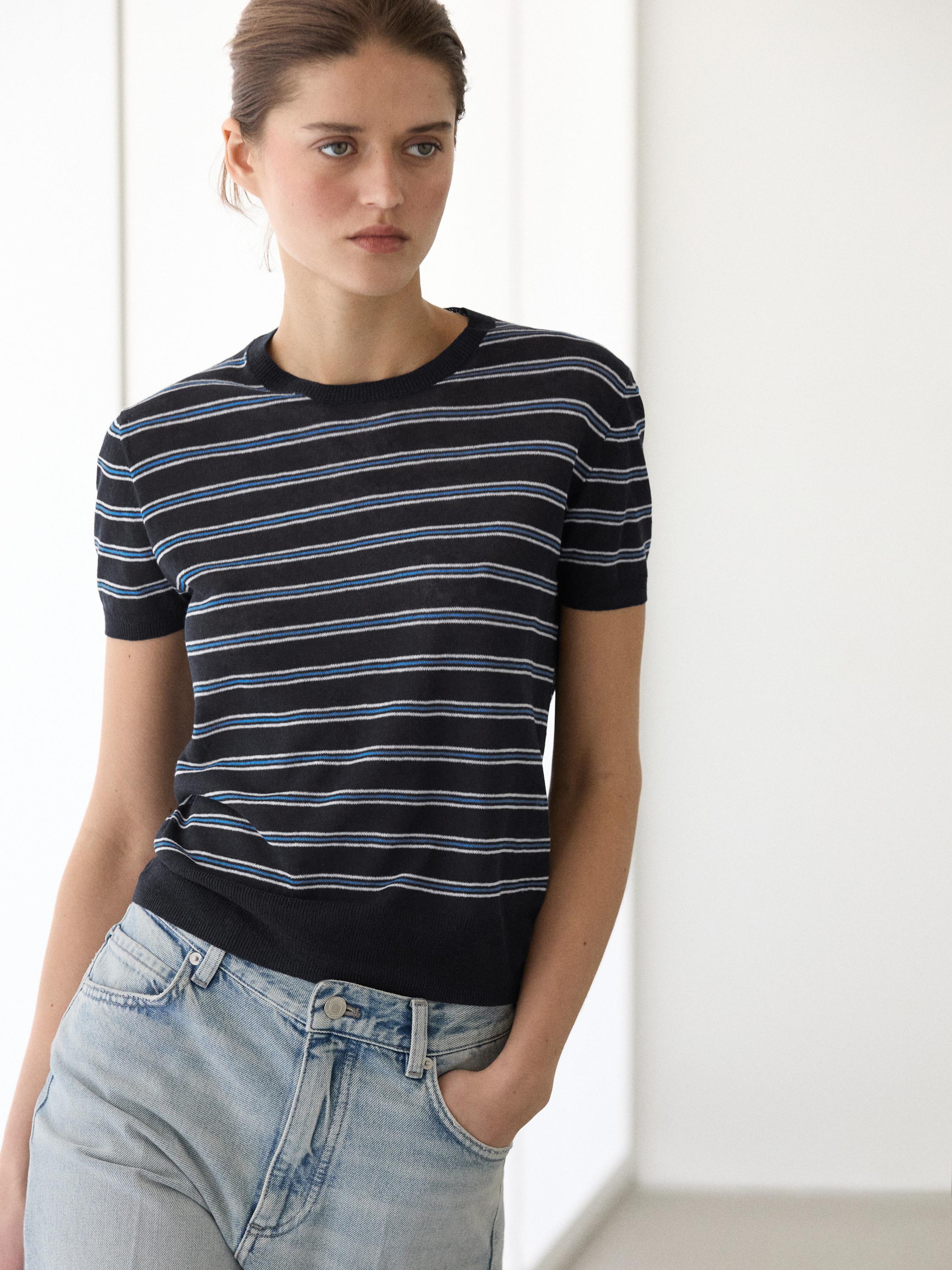 Kurzarmpullover mit Streifendetail