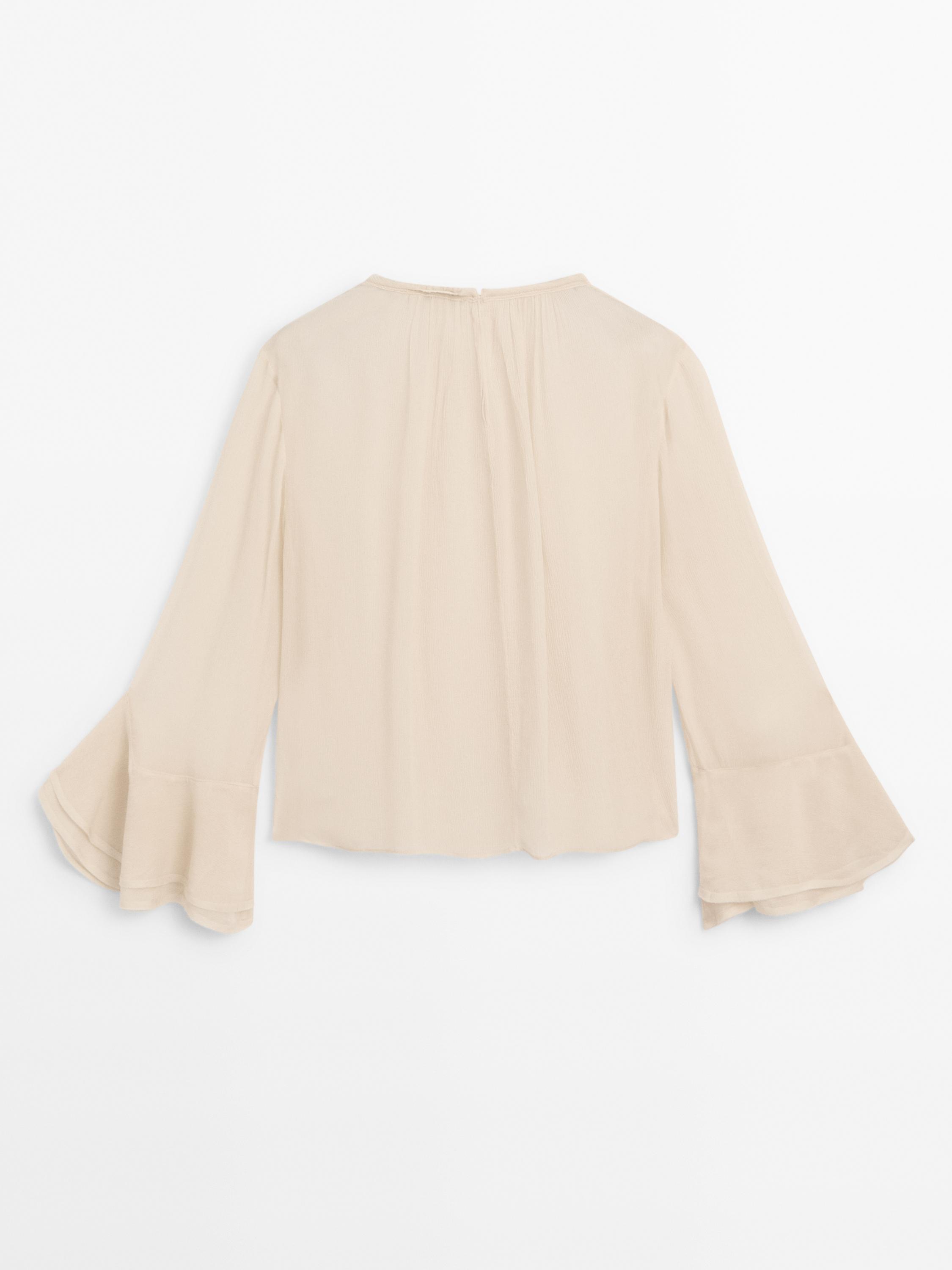 Flowing shirt with ruffles