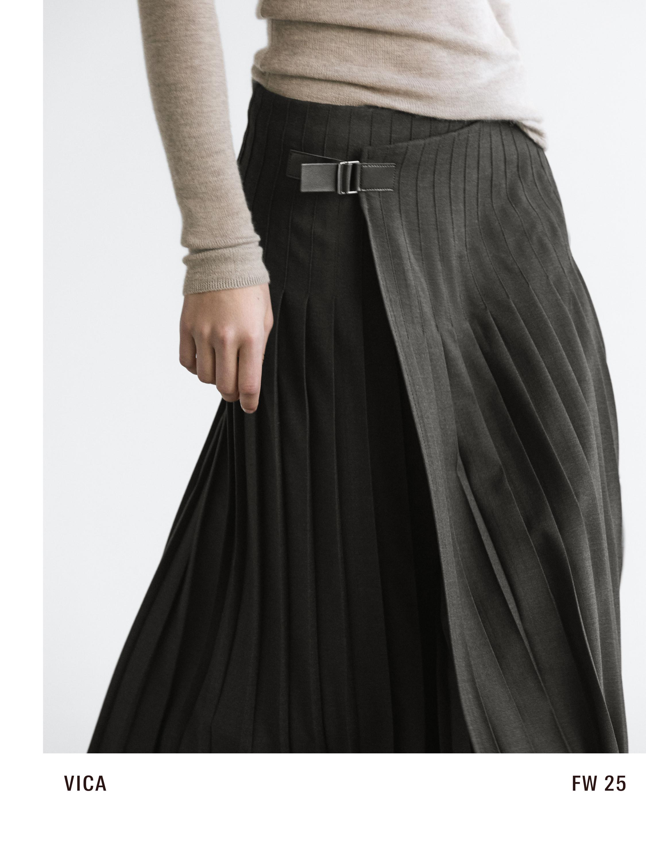 Pleated midi skirt with appliqué — GREY