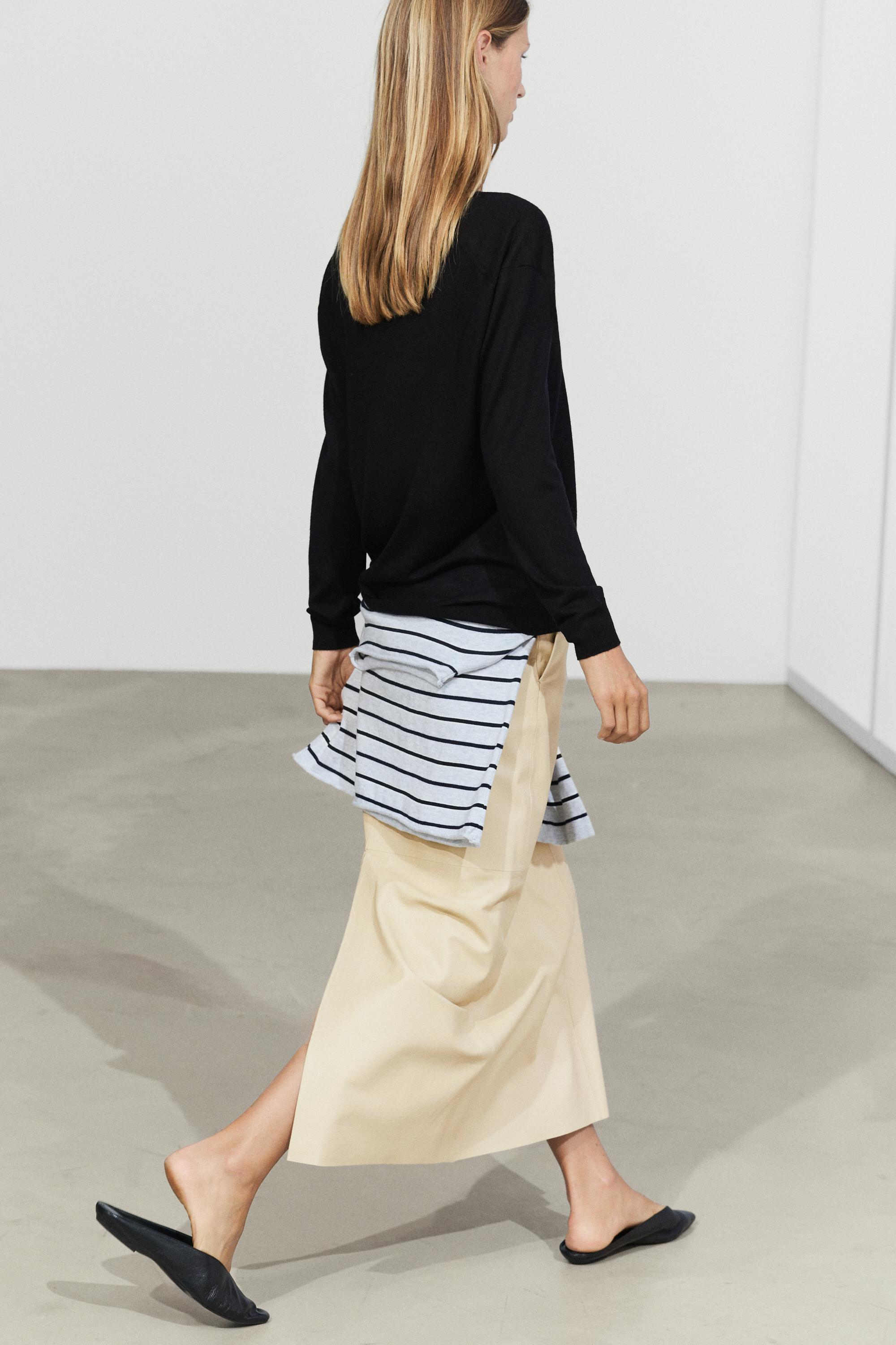 100% wool V-neck knit sweater — BLACK