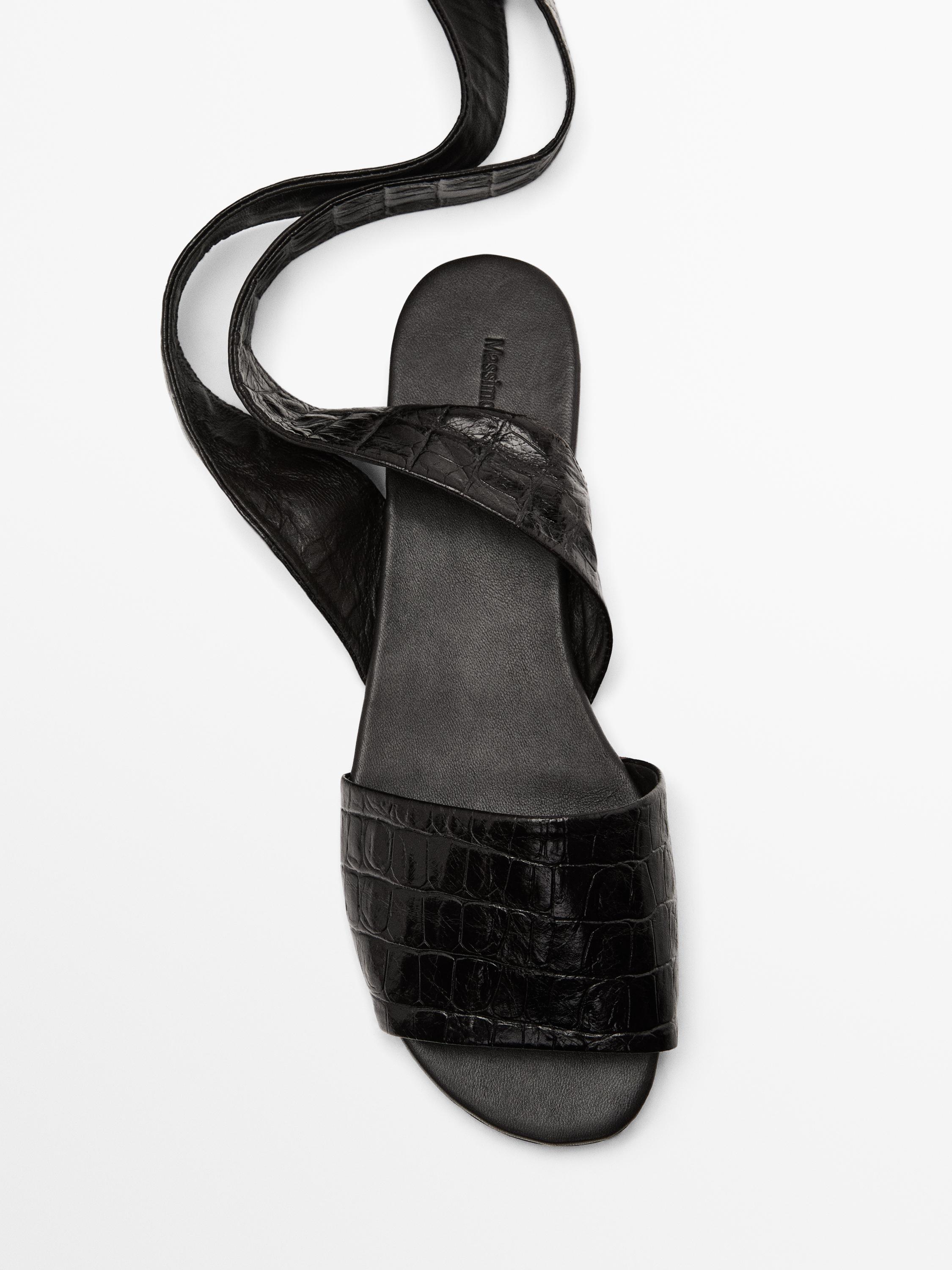 Sandales en cuir souple nouées