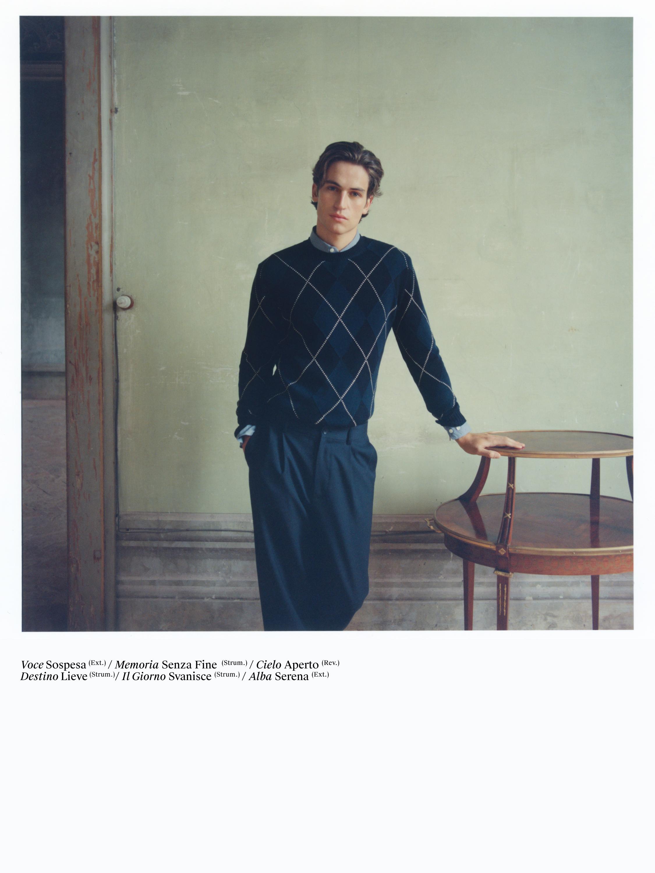 Jertse urdin bat, erronbo-patroiarekin, eta praka urdin ilunak.