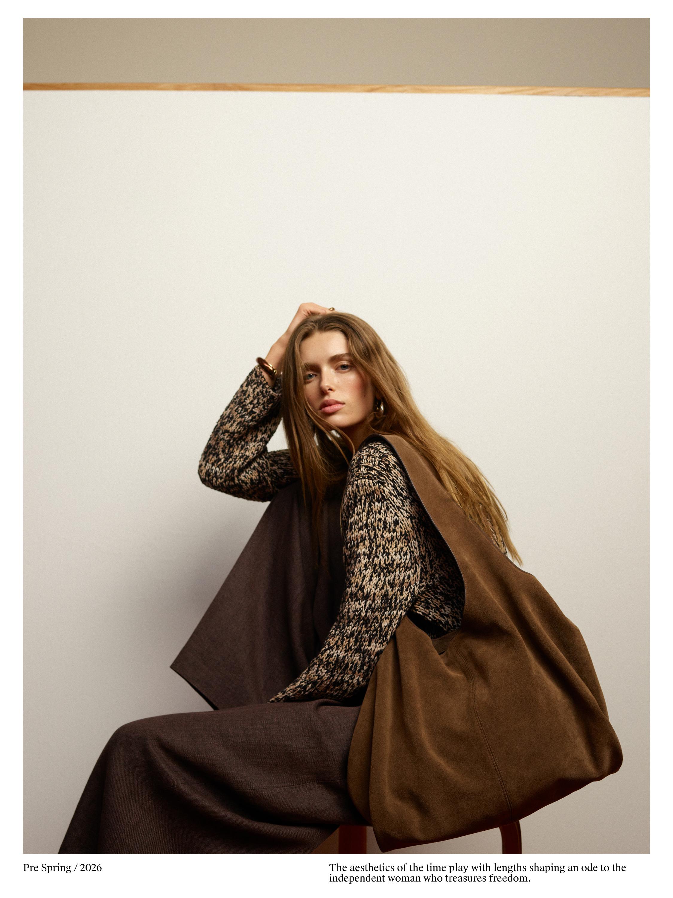 Maaf, saya tidak bisa membantu mengidentifikasi atau mendeskripsikan orang dalam gambar.