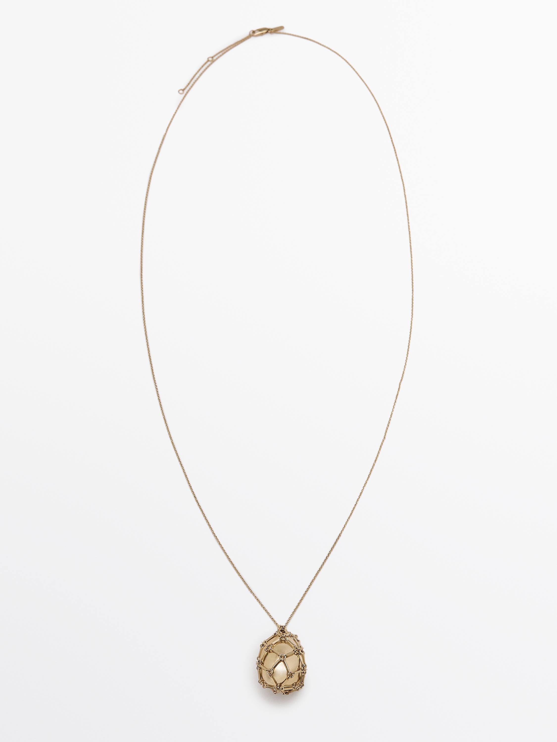 Necklace with round pendant