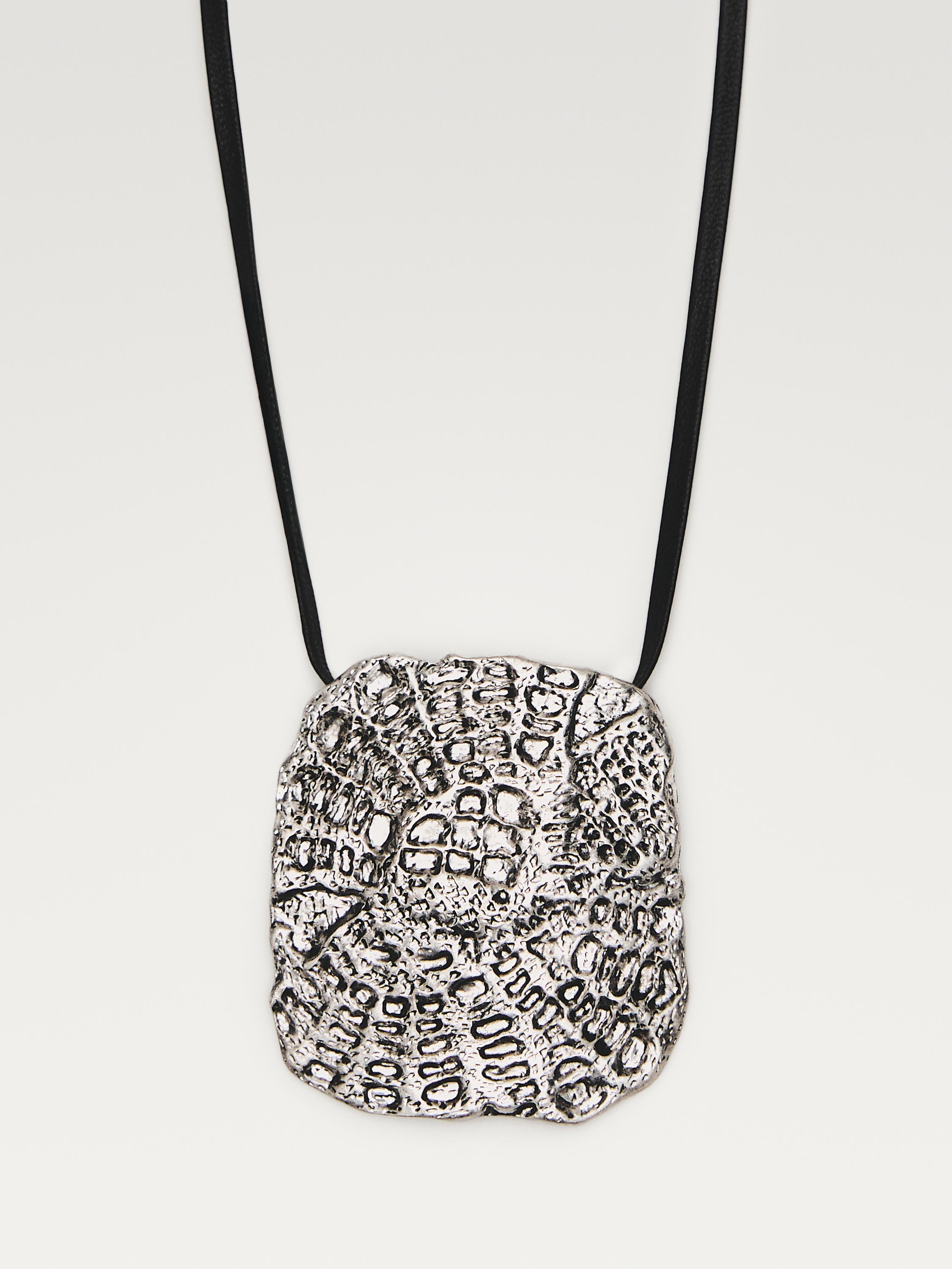 Ogrlica s reljefnim medaljonom