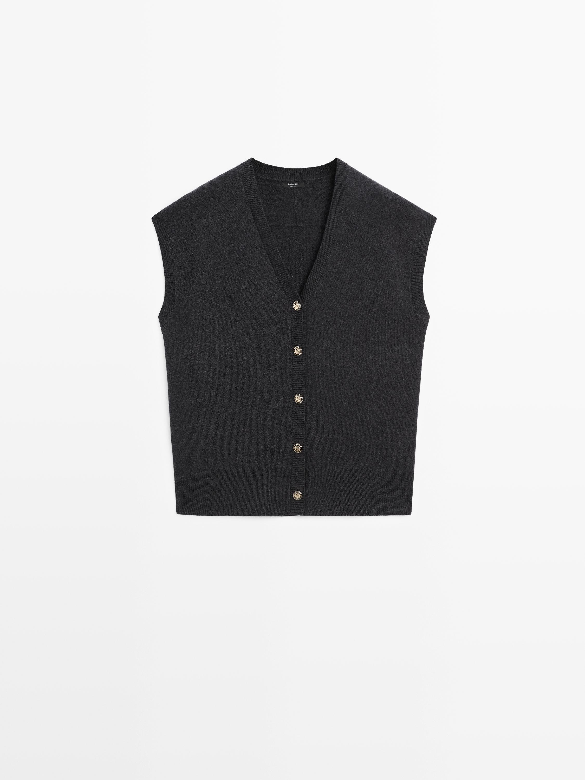 Knit vest with golden buttons
