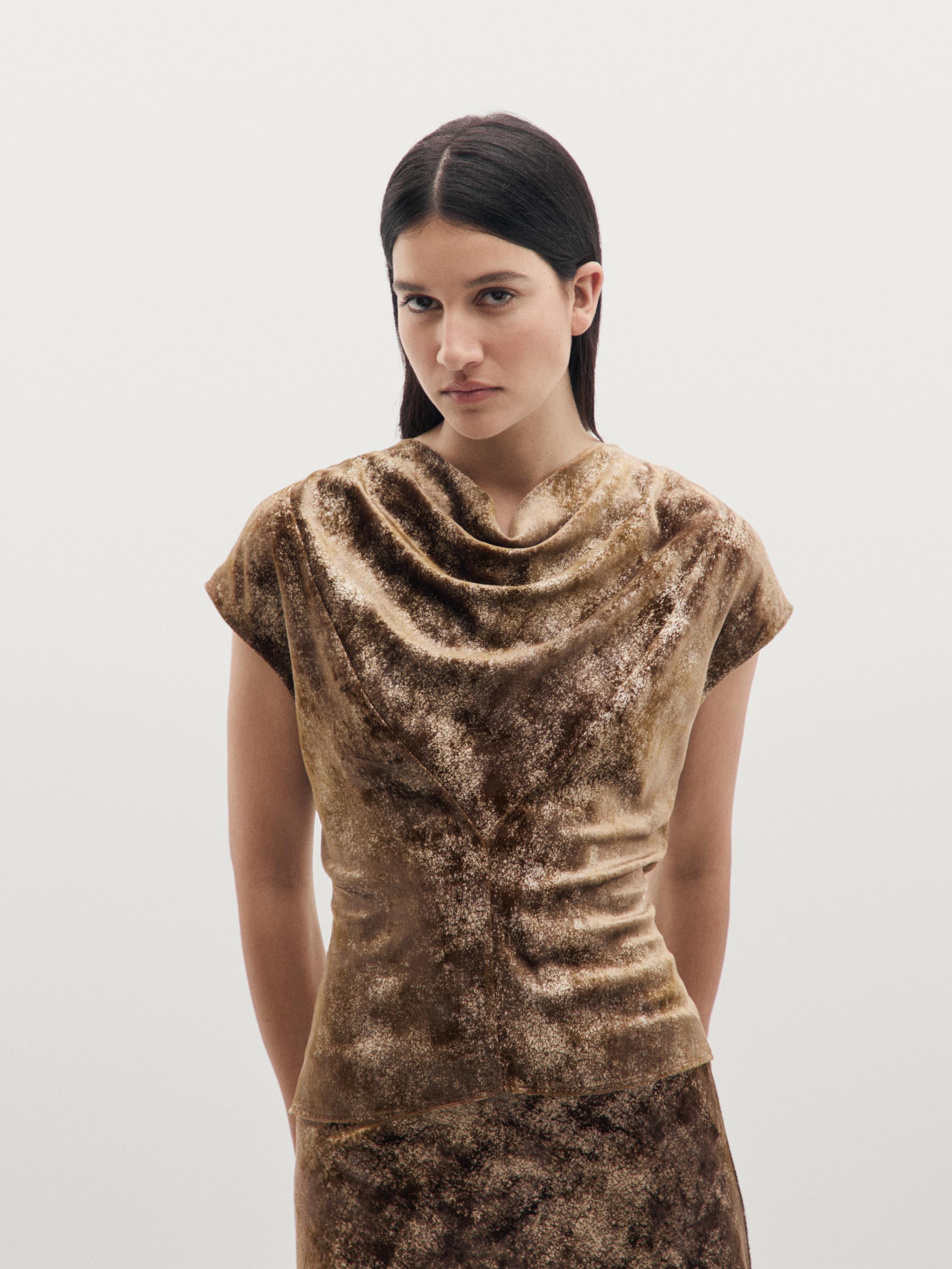 توب بياقة واسعة ملتفة ومظهر معدني