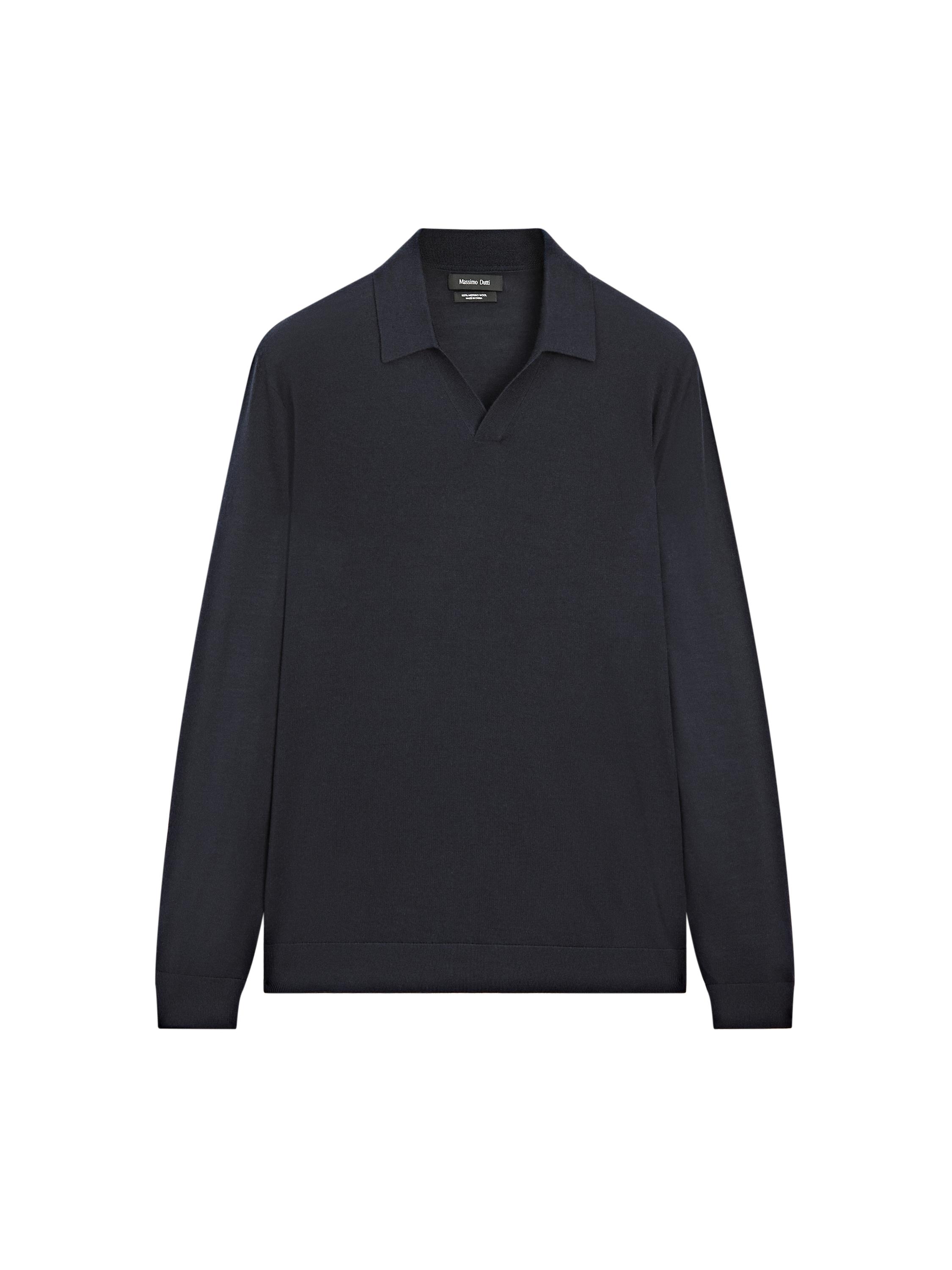 منظر أمامي لقميص بولو كحلي بياقة كلاسيكية وأكمام طويلة.