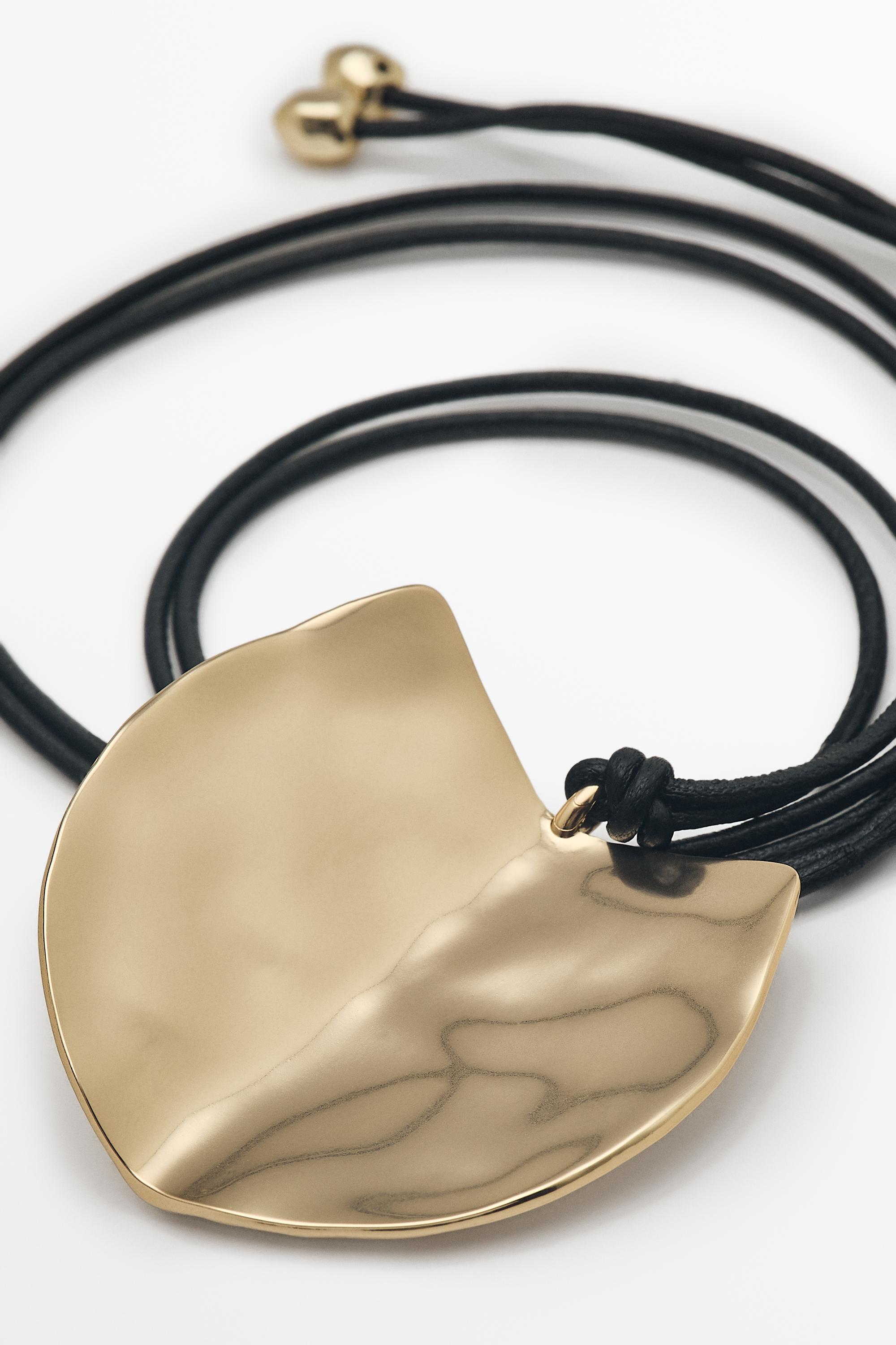 Long shield-effect piece necklace — GOLDEN