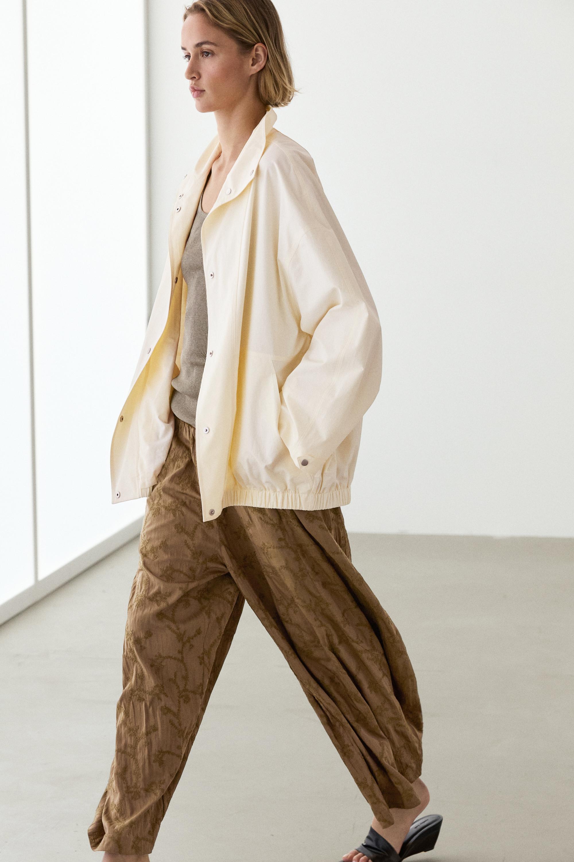 Trousers with embroidered detail and elastic waistband — KHAKI