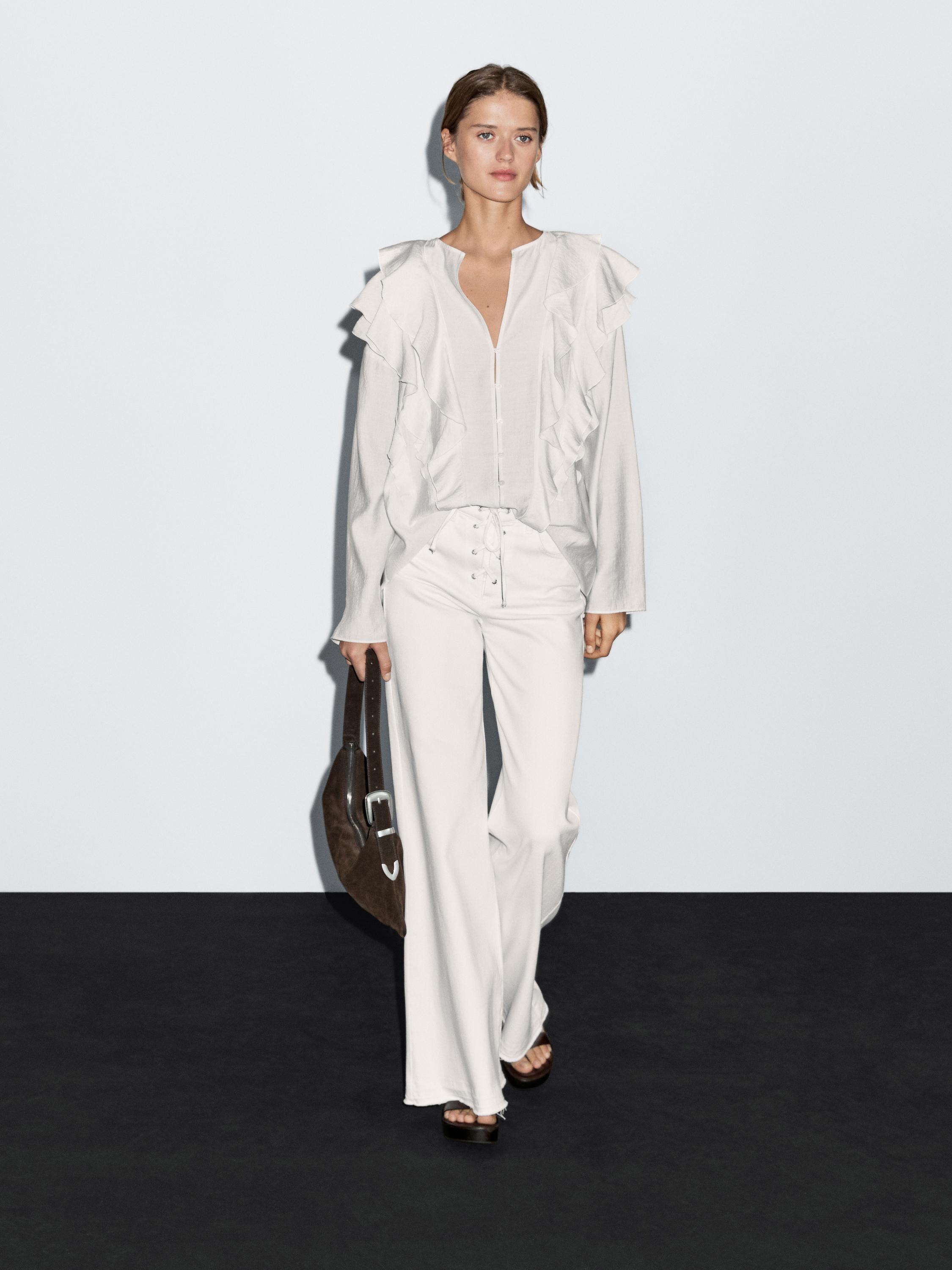 Brīvi krītoša blūze ar volāniem