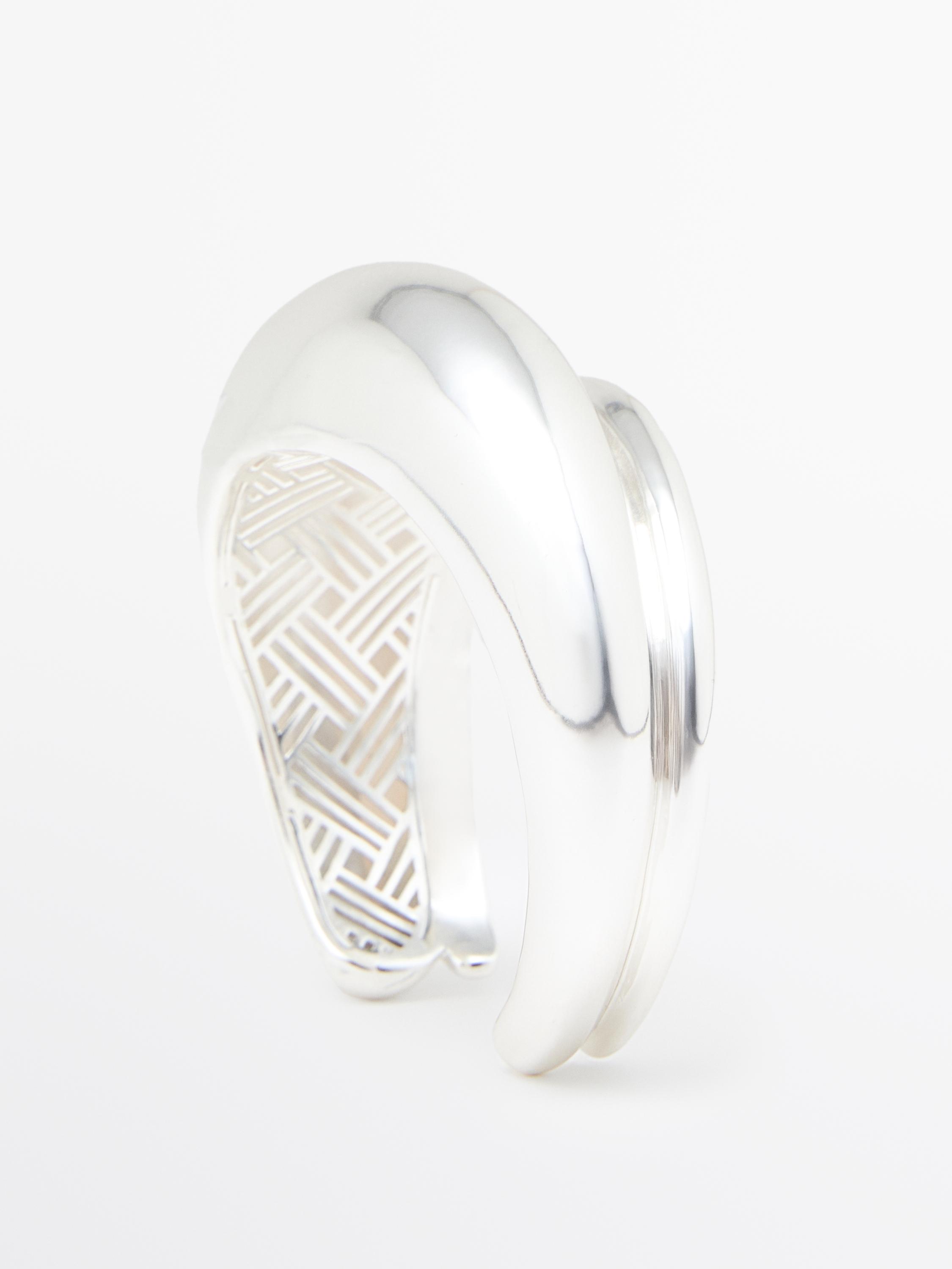 Rigid bracelet with voluminous design
