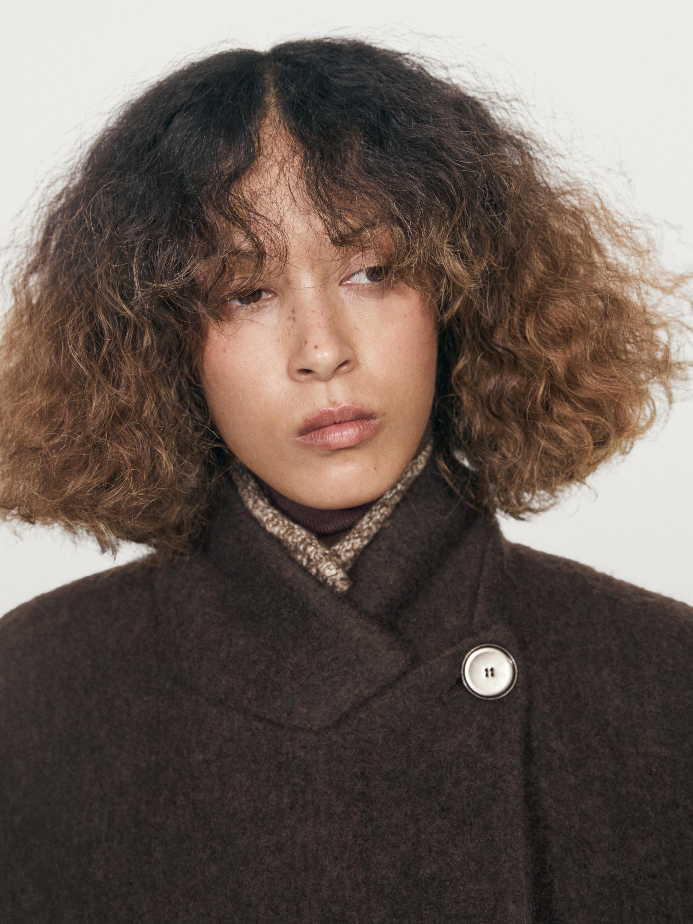 Pikk kaherealine harjatud viimistlusega mantel