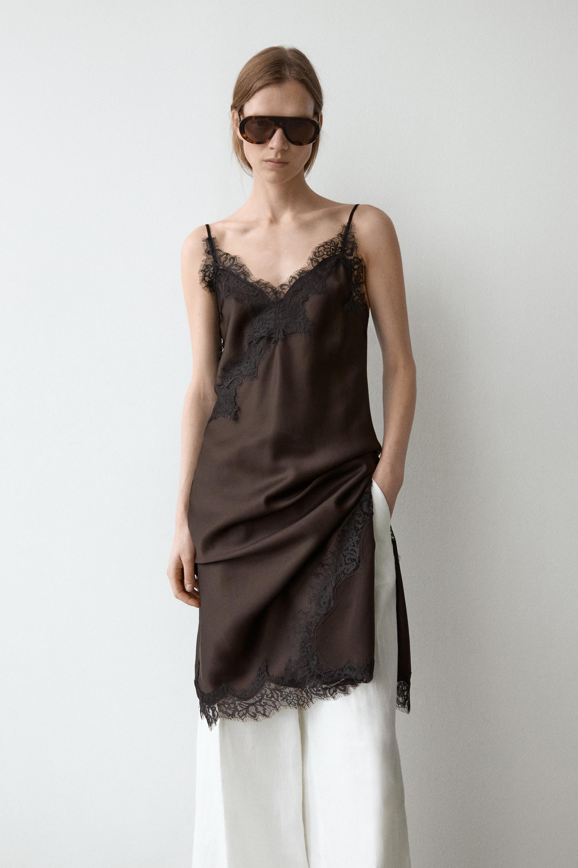 Kleita ar lencītēm un mežģīnēm