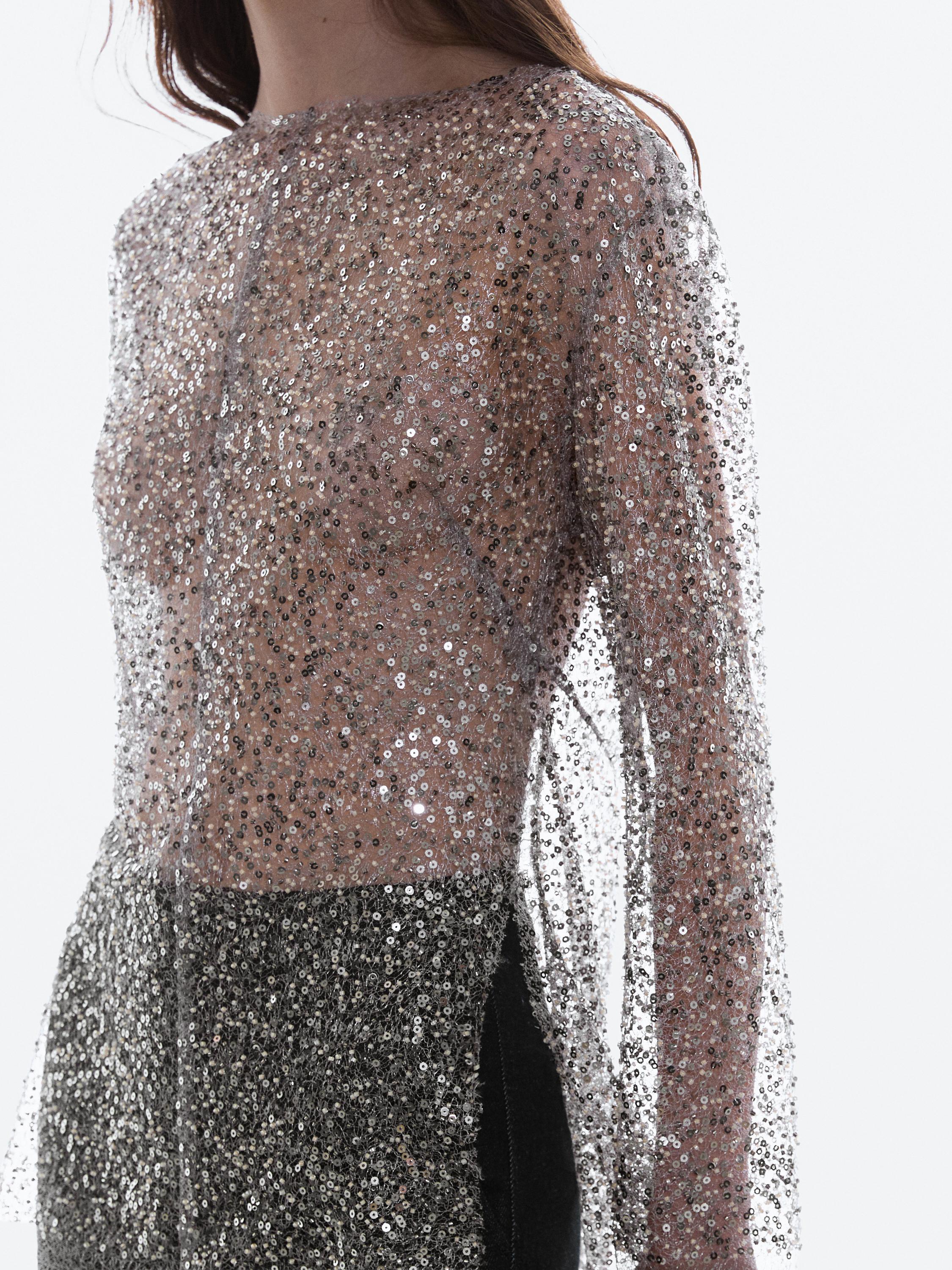 بلوزة بترتر وياقة بشال