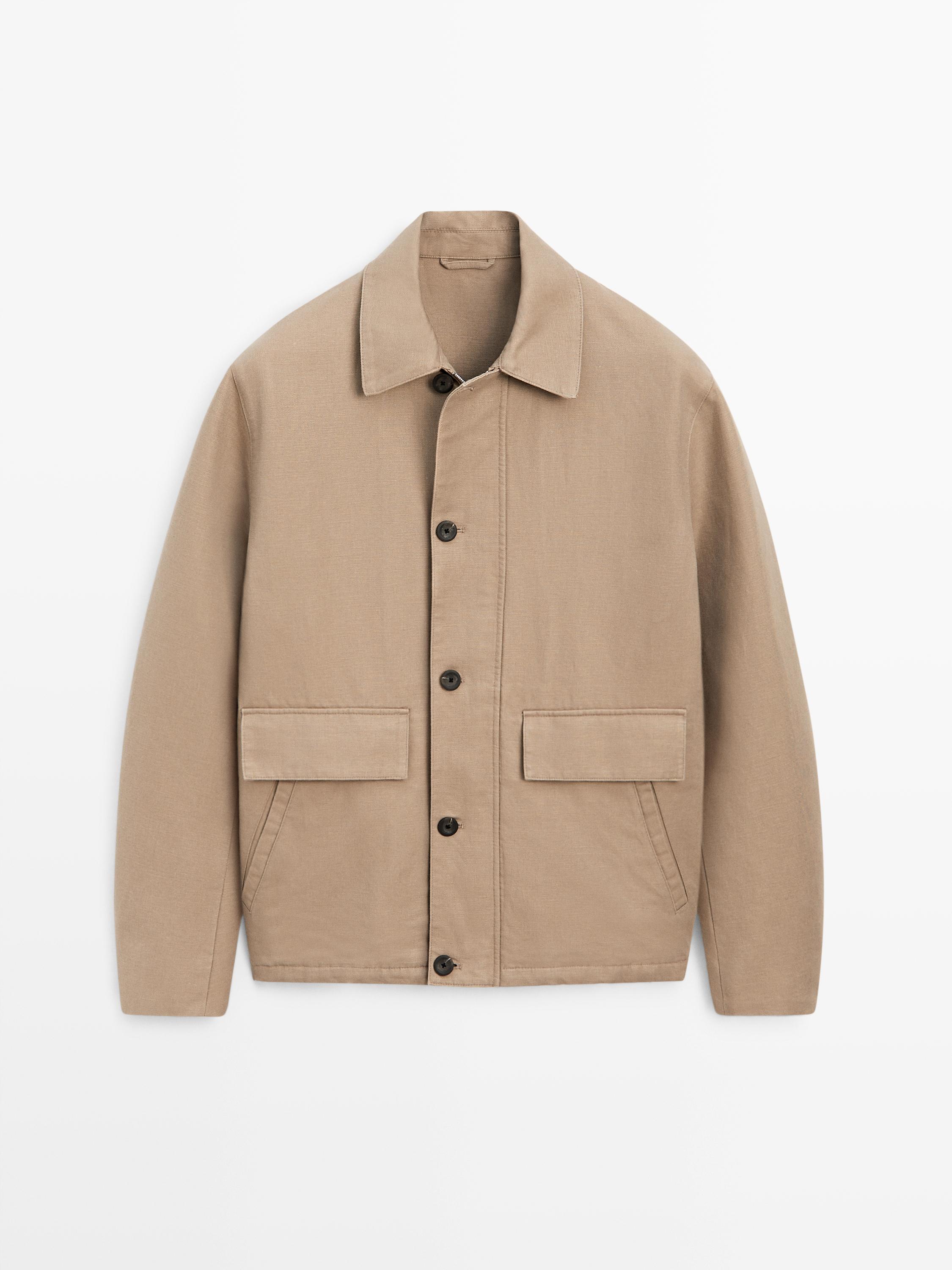 Vue frontale de veste beige avec col classique, boutonnage central et poches frontales à rabat.