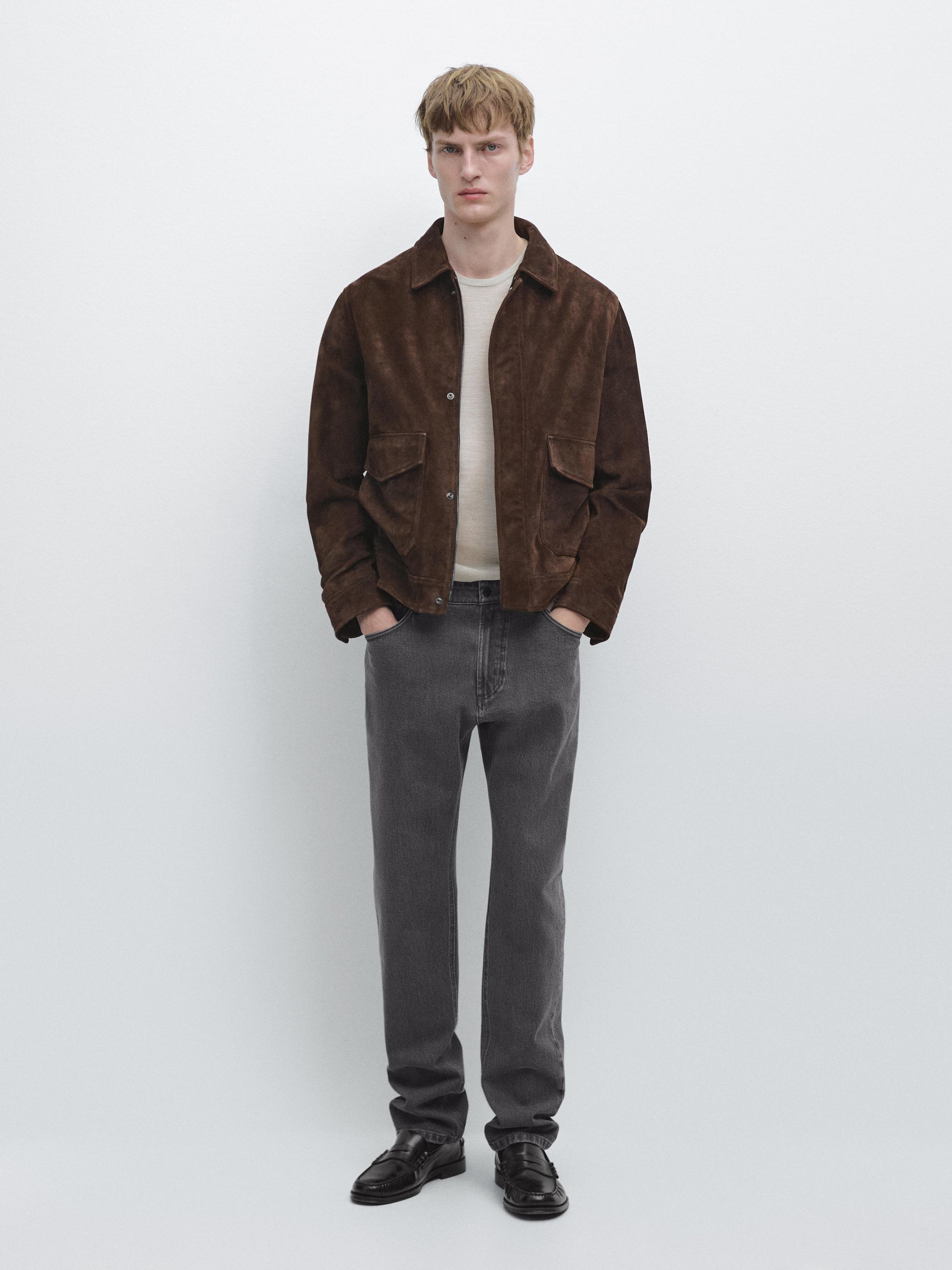 Ensemble veste marron avec poches frontales et jean gris slim fit.