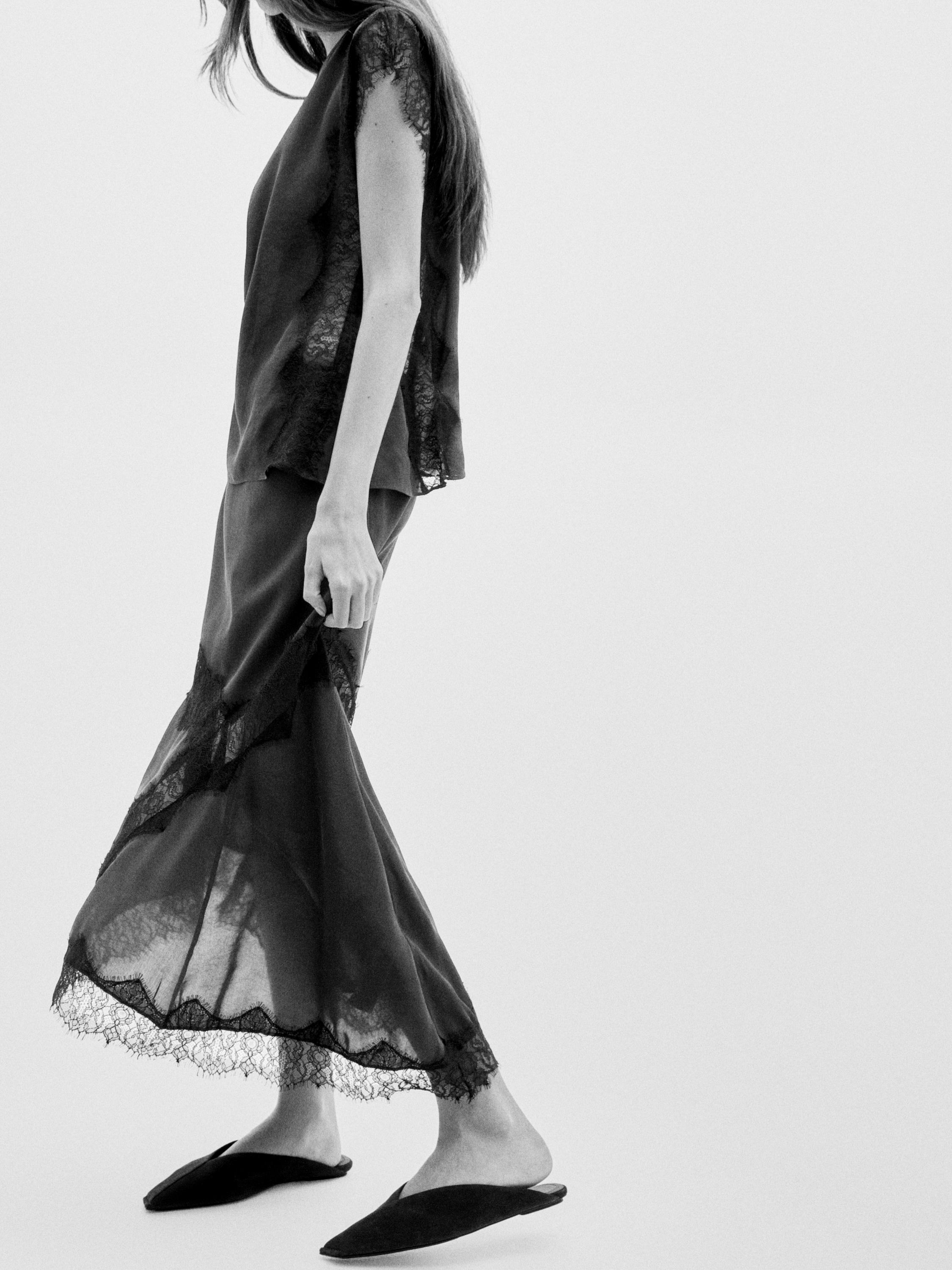 Falda midi fluida asimétrica detalle encaje