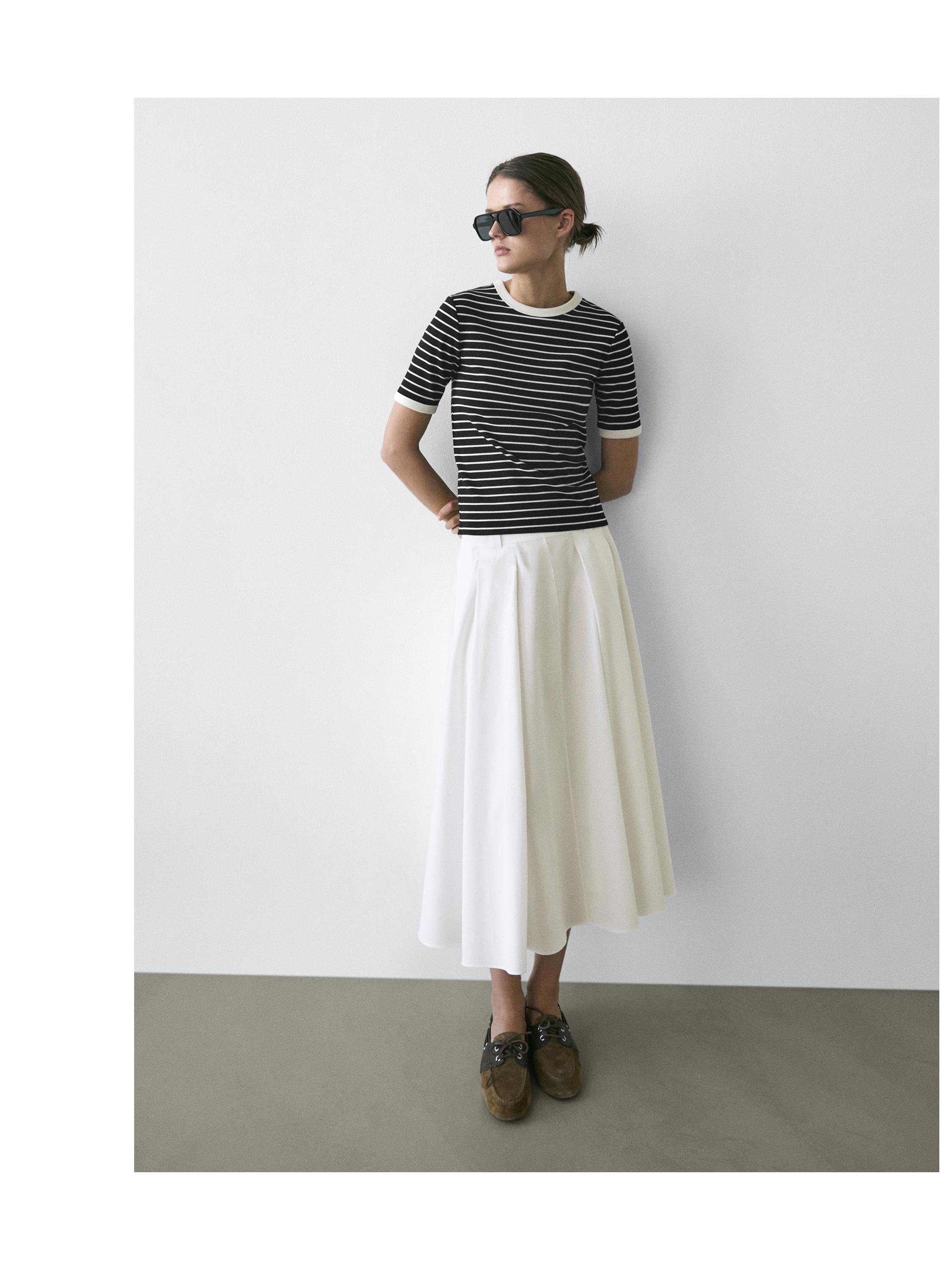 Short sleeve T-shirt with contrast stripes — BLACK
