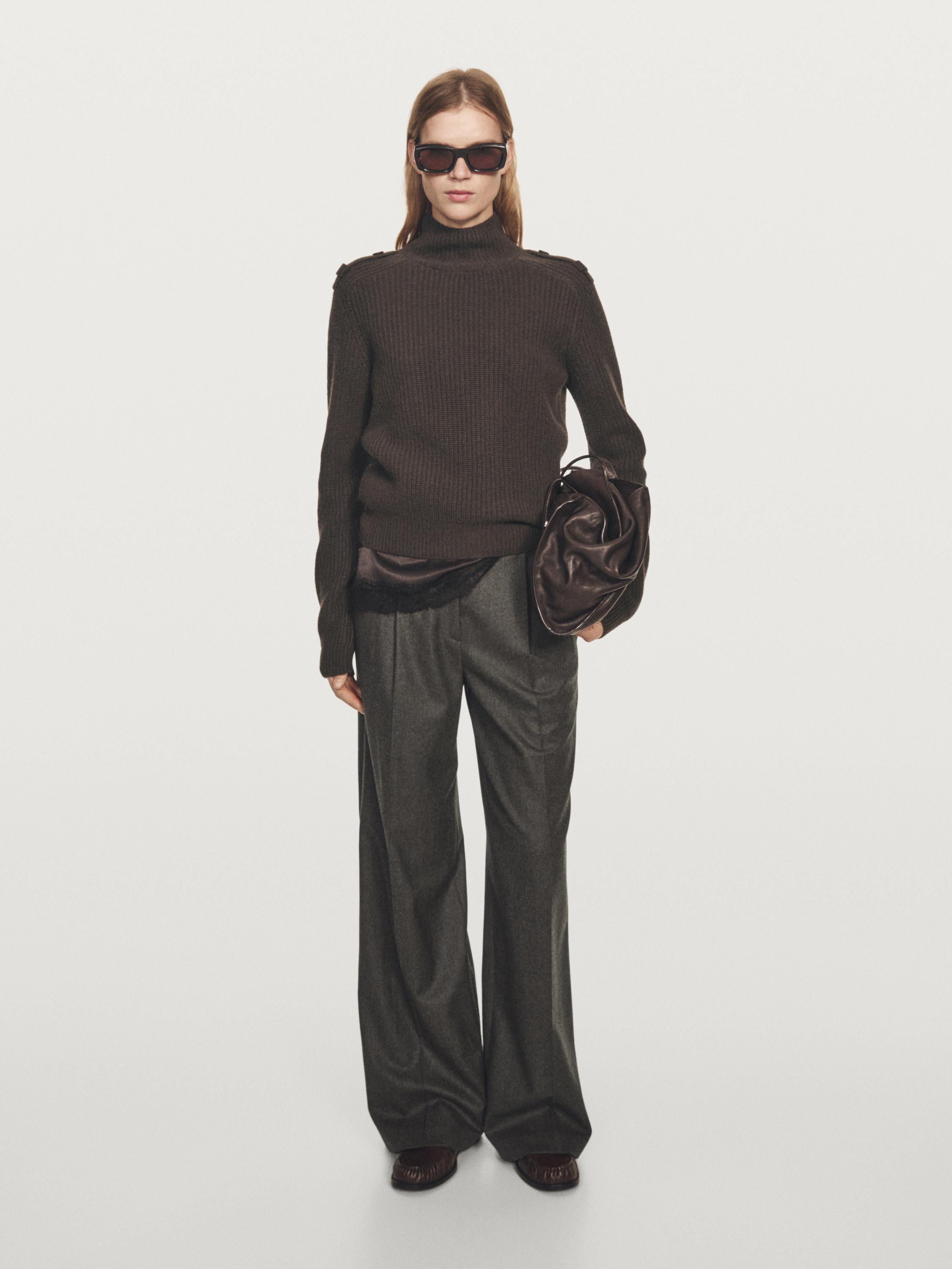 Pleteni pulover s detaljem na ramenima