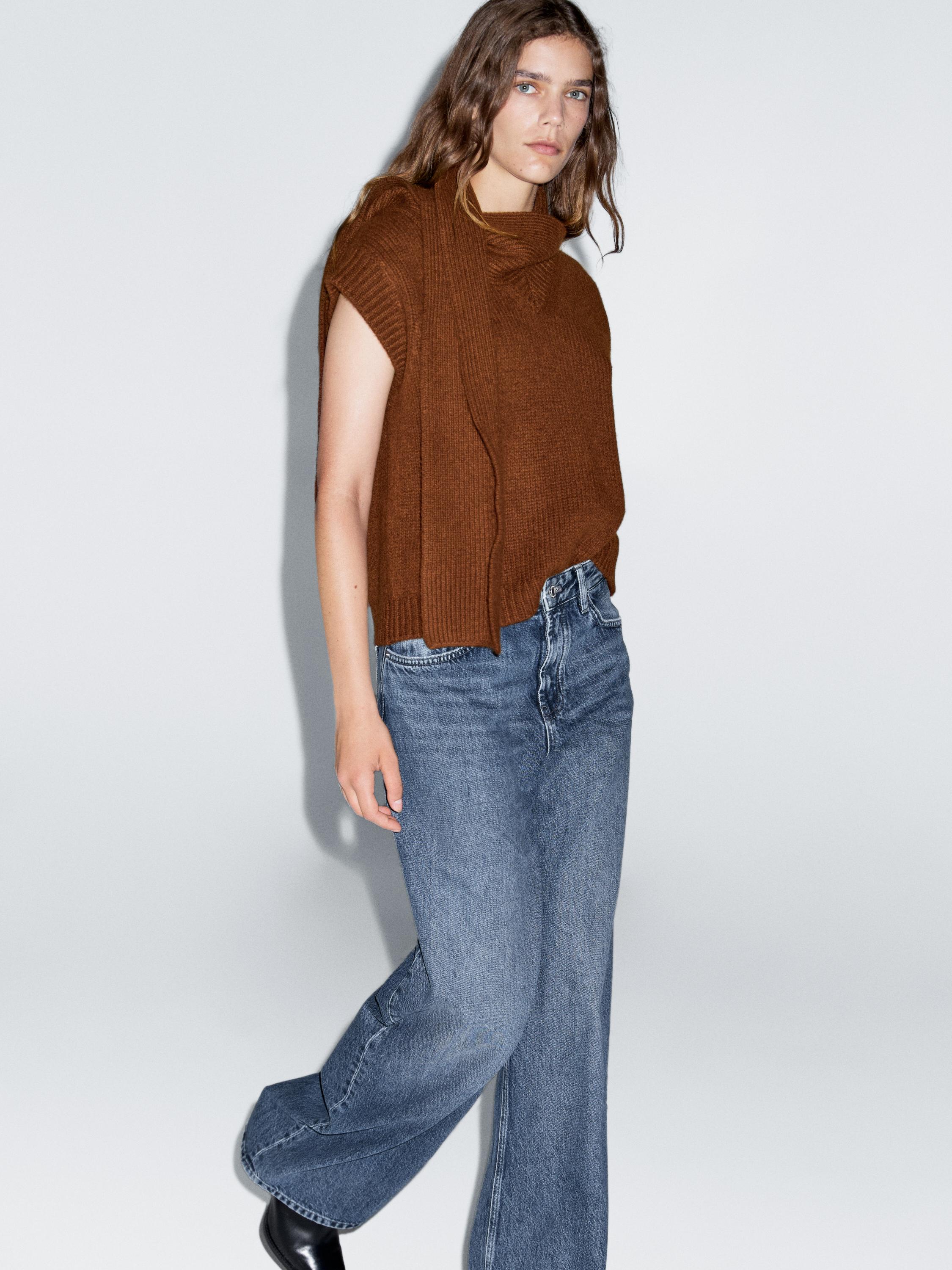 Jelek i thurur me jakë “V” me detaje të hapura