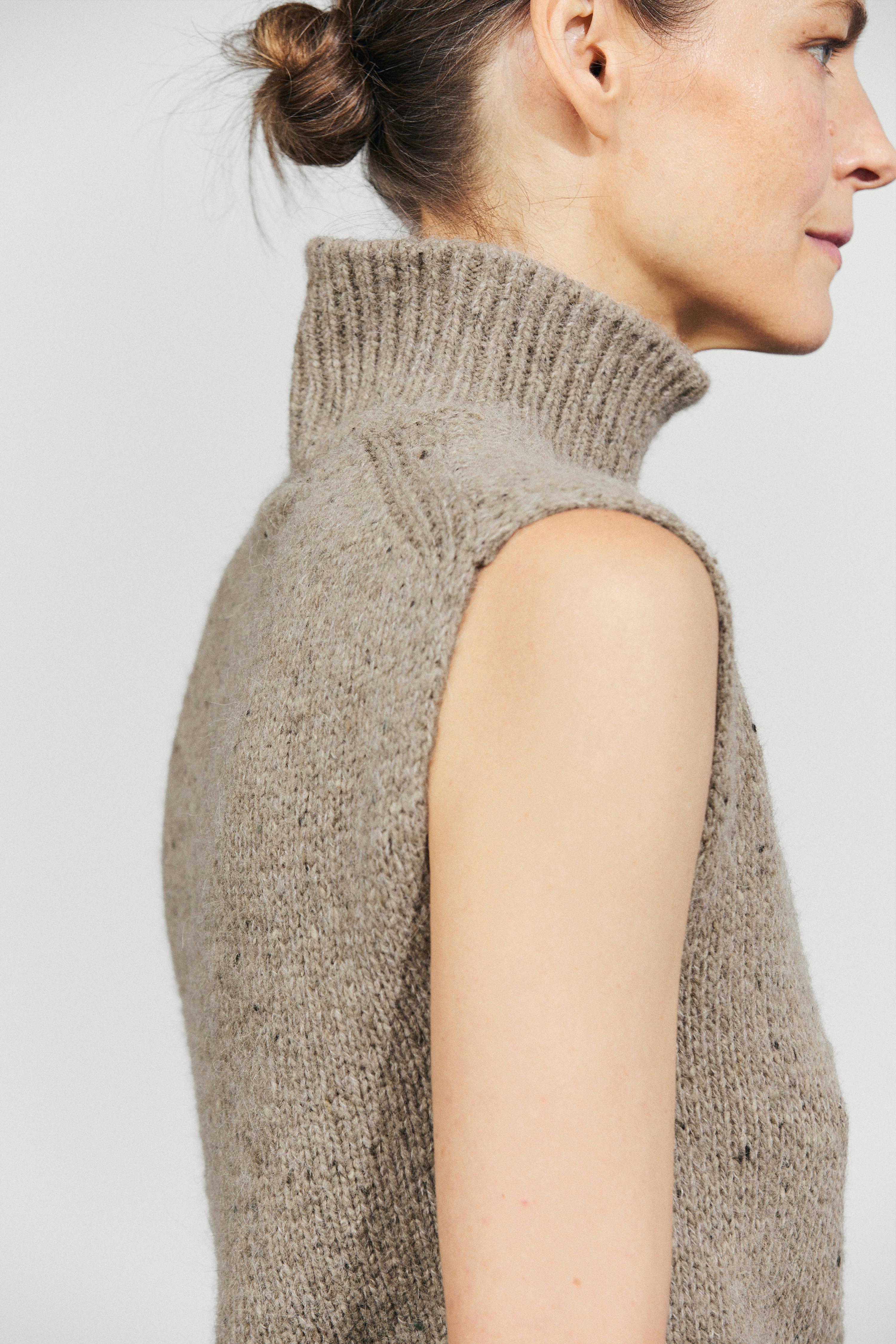 Armilla de punt coll alt · Beix · Jaquetes Llargues | Massimo Dutti