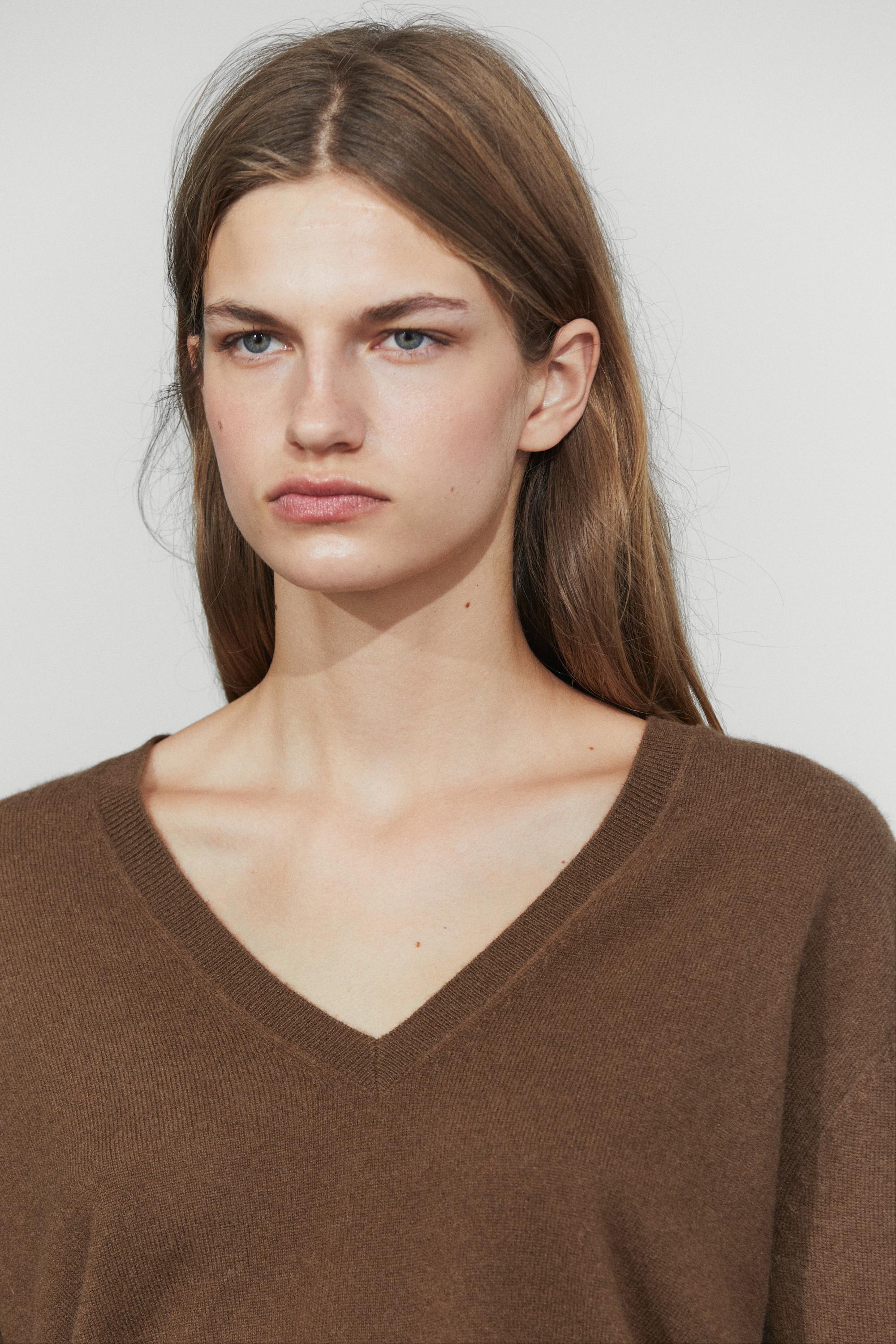 Wool blend V-neck knit sweater — TOFFEE