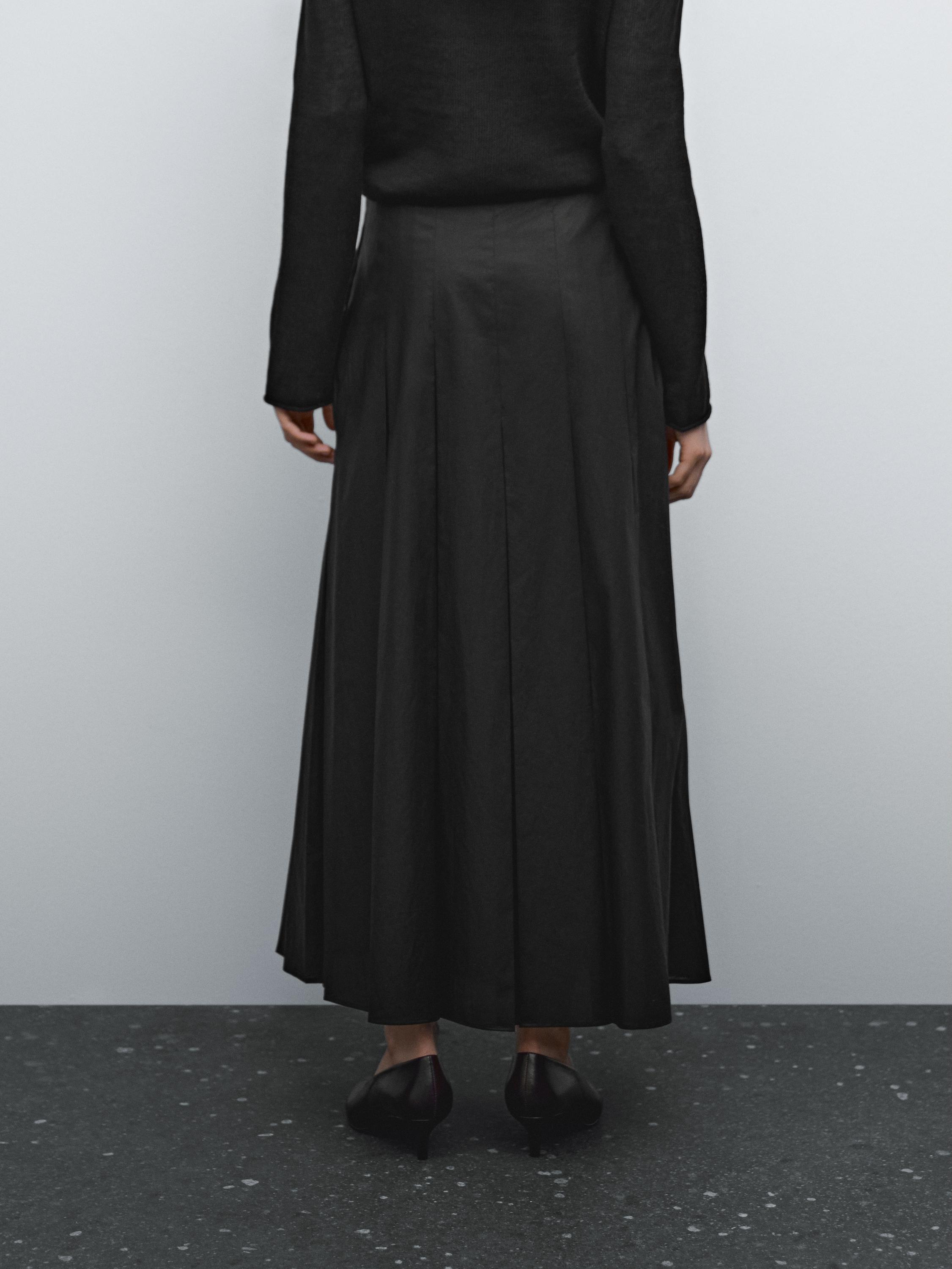 Midikjol med asymmetriska veck