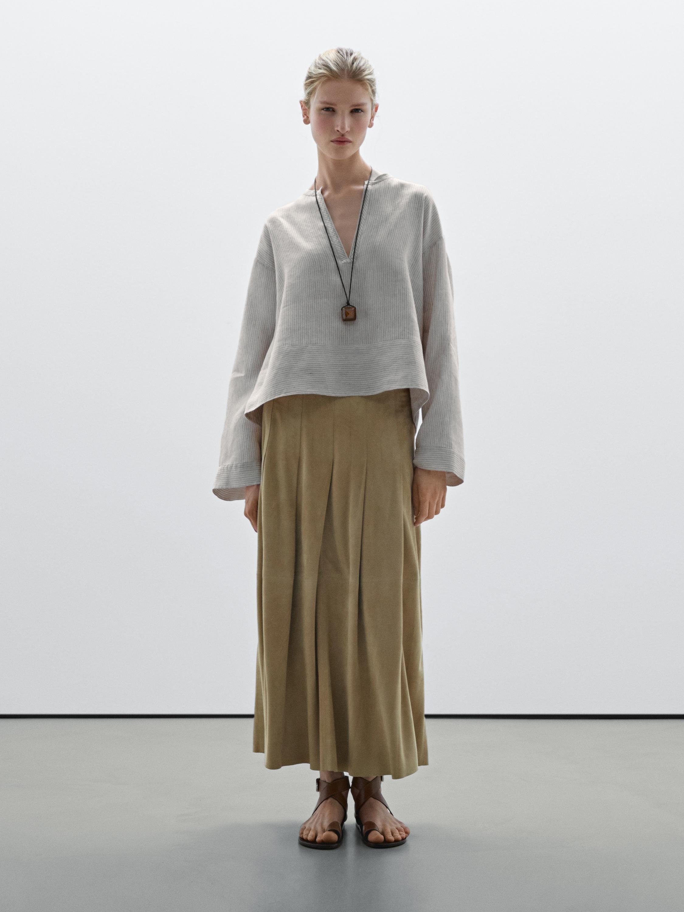 Camisa acetinada às riscas com parte inferior larga